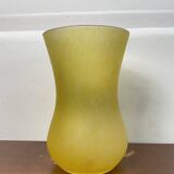 Vase en pâte de verre jaune début XXème signé Lily