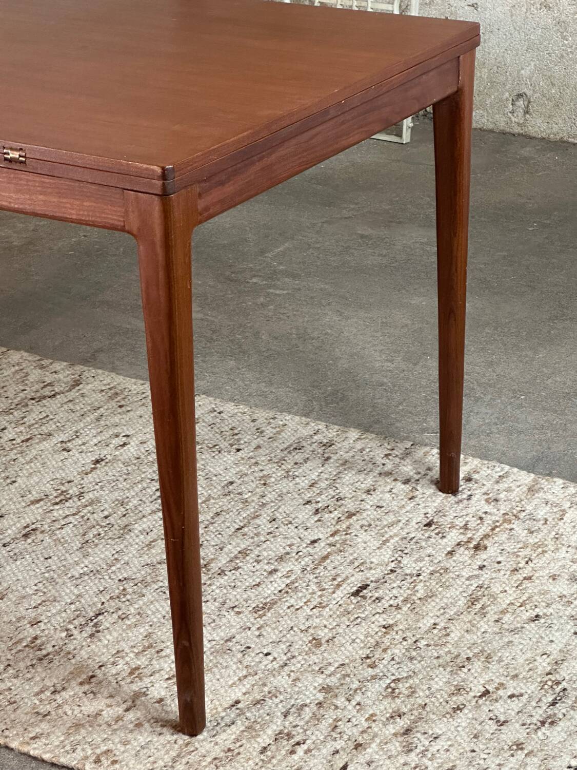 Extendable teak and teak veneer dining table