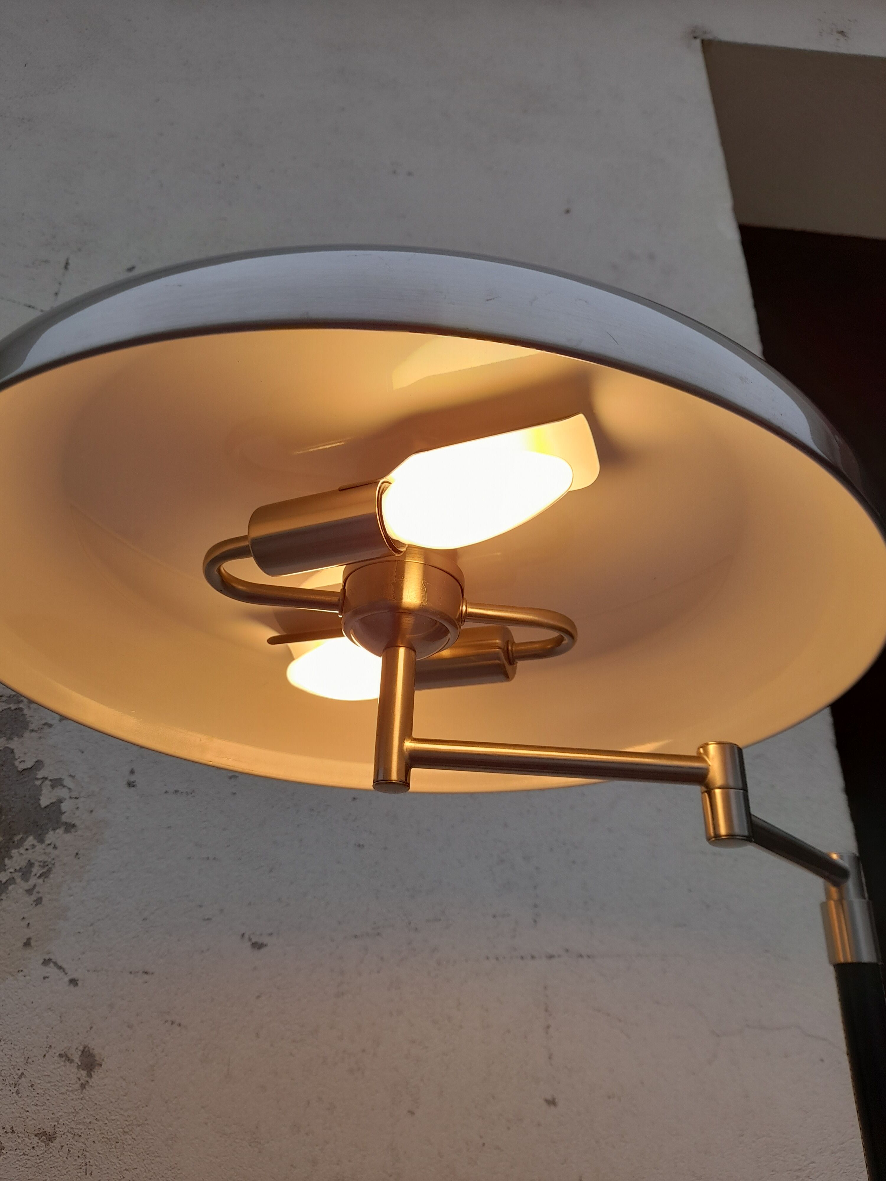 80 year articulated lamppost design