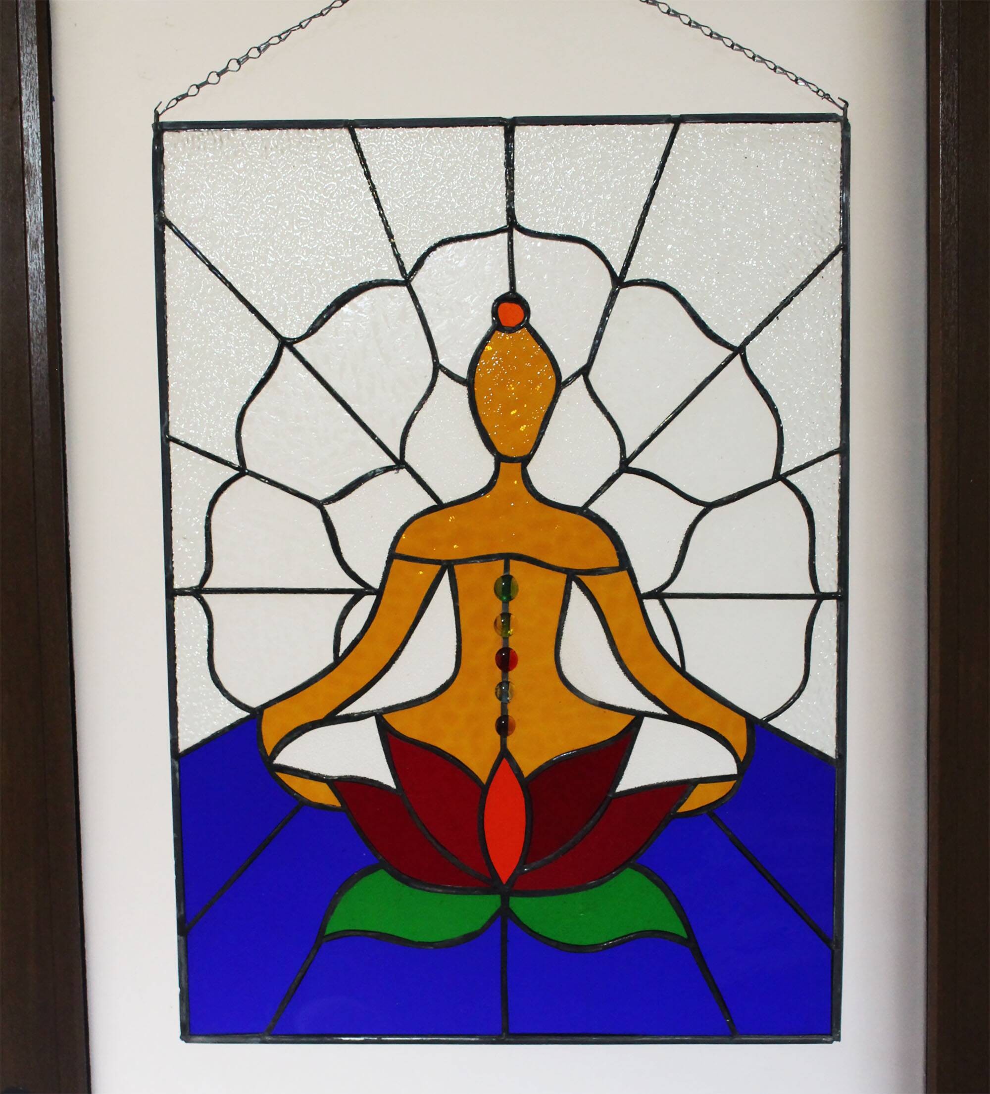 Vitrail décoratif Femme en méditation, Art du yoga en verre coloré, 48 × 66