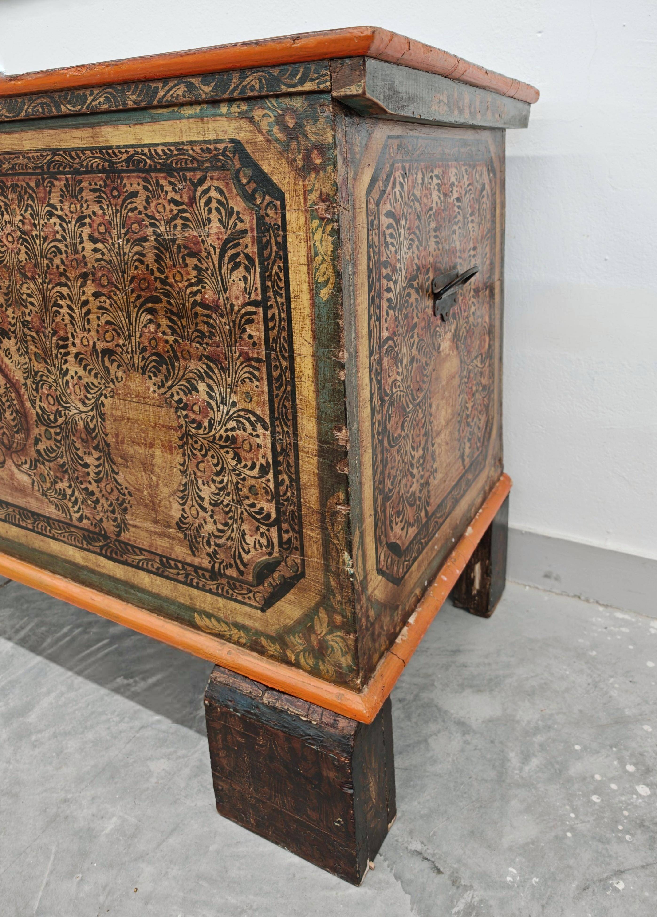 Coffre de dot antique extra grand en pin peint à la main