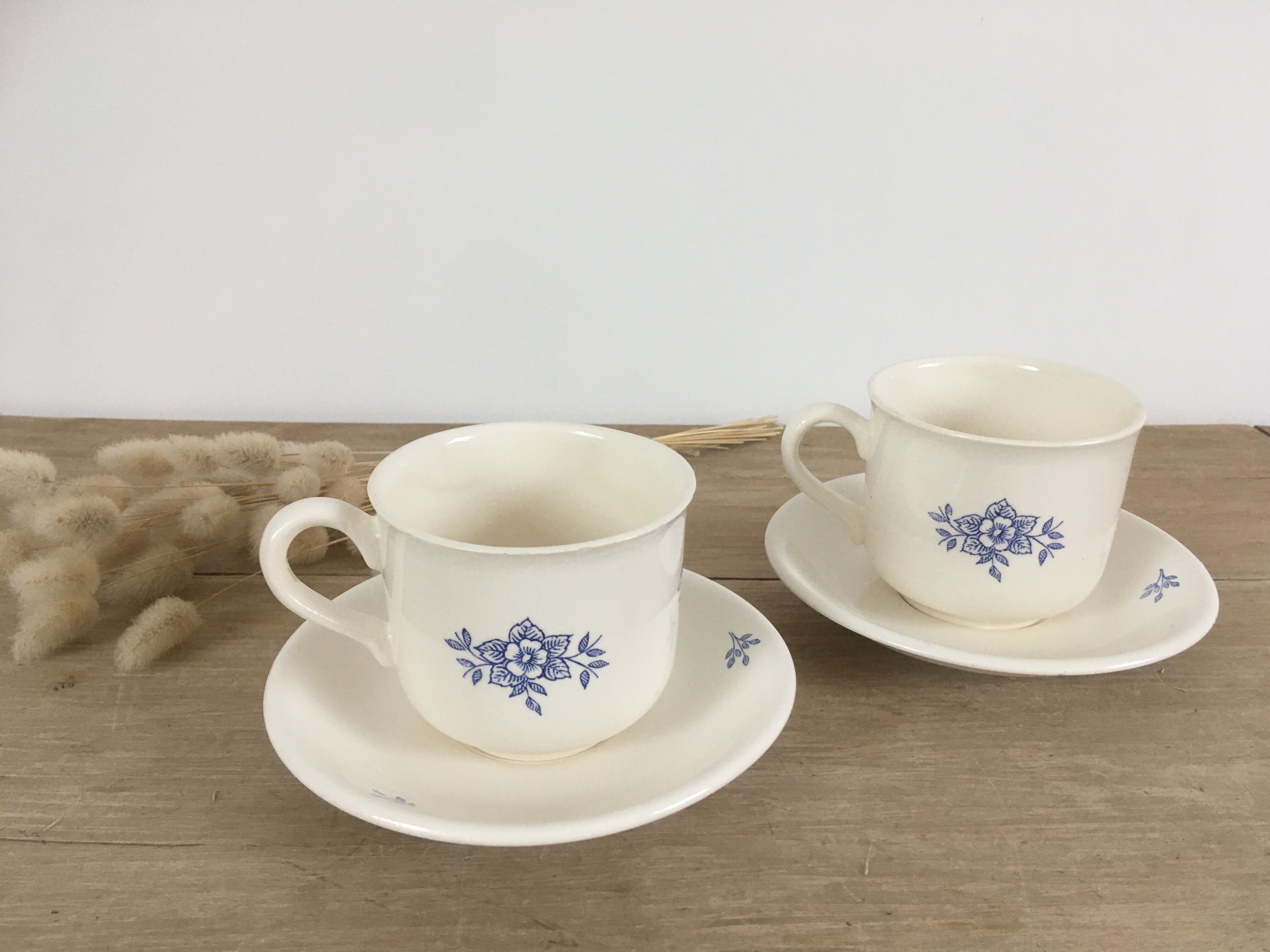 Paire de tasses fleuries