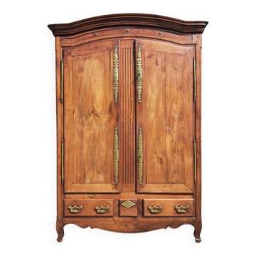 Armoire "Chapeau de gendarme", Louis XV.
