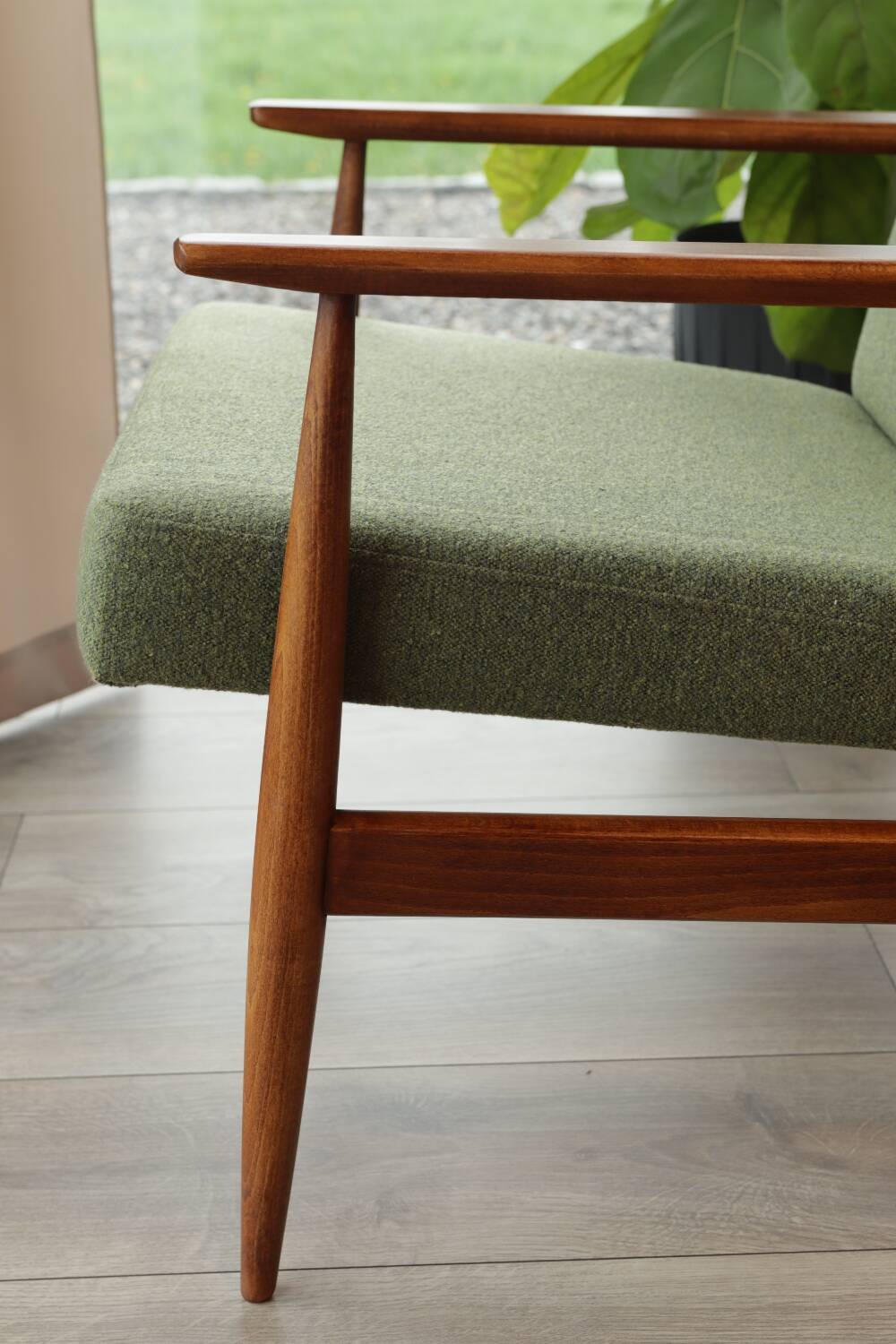 Fauteuil vintage en boucle vert sauge, design milieu de siècle, fauteuil en bois