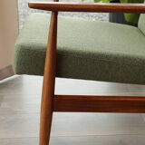 Fauteuil vintage en boucle vert sauge, design milieu de siècle, fauteuil en bois