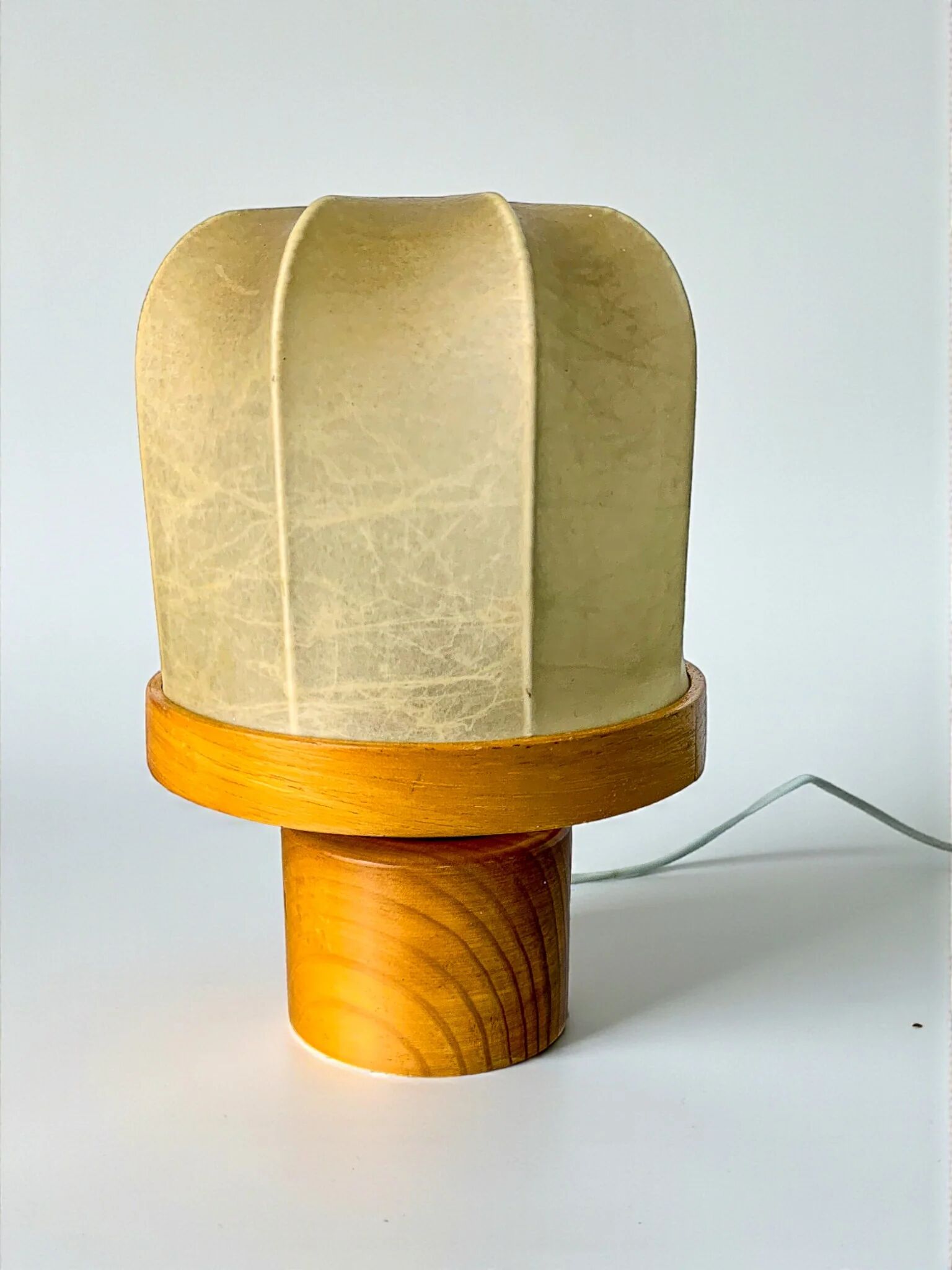 Italian "Cocoon" table lamp, resin and pine wood, 1970s