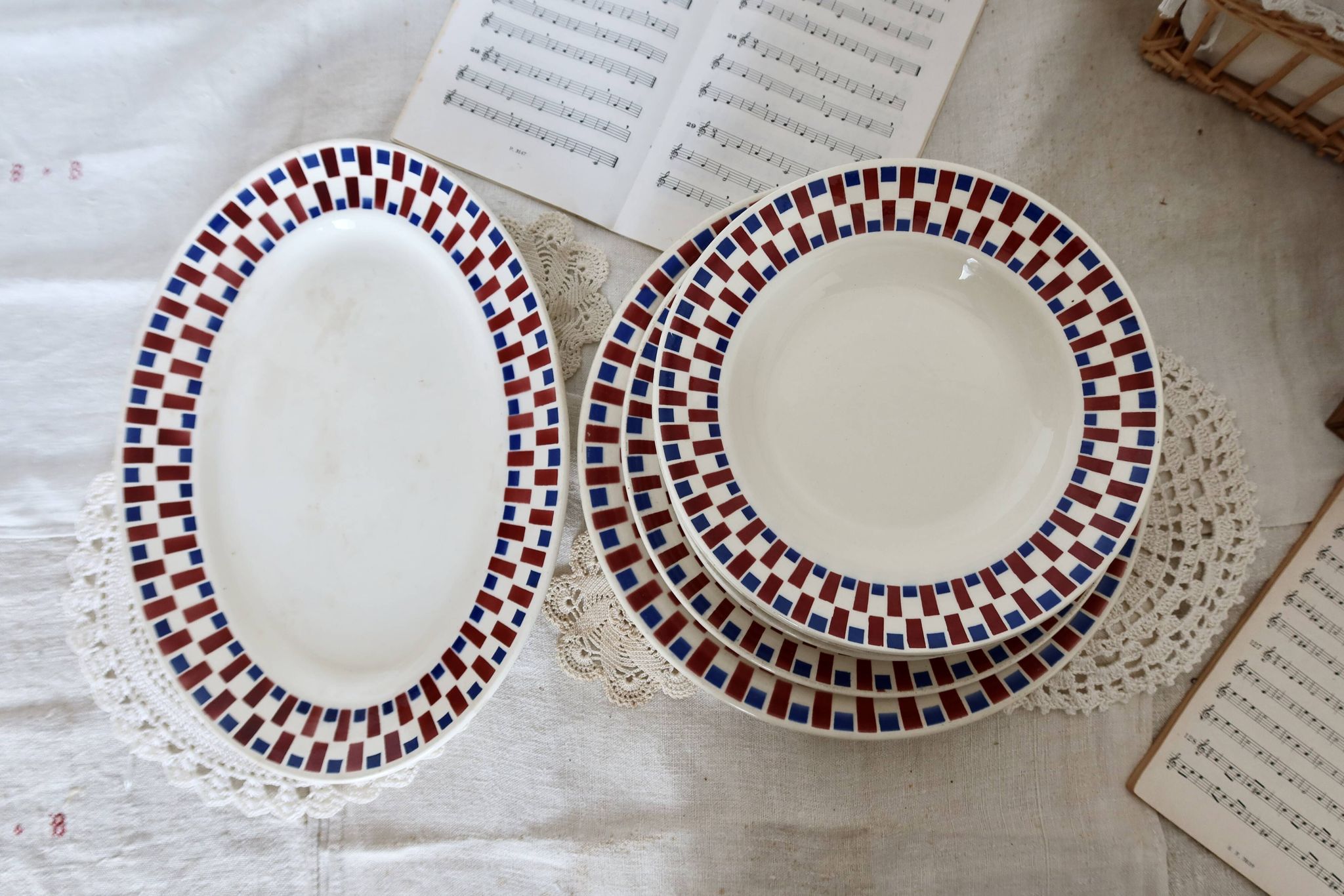 Part of a vintage Bandonviller faience table service, Joubert model, 14 pieces, early 20th century