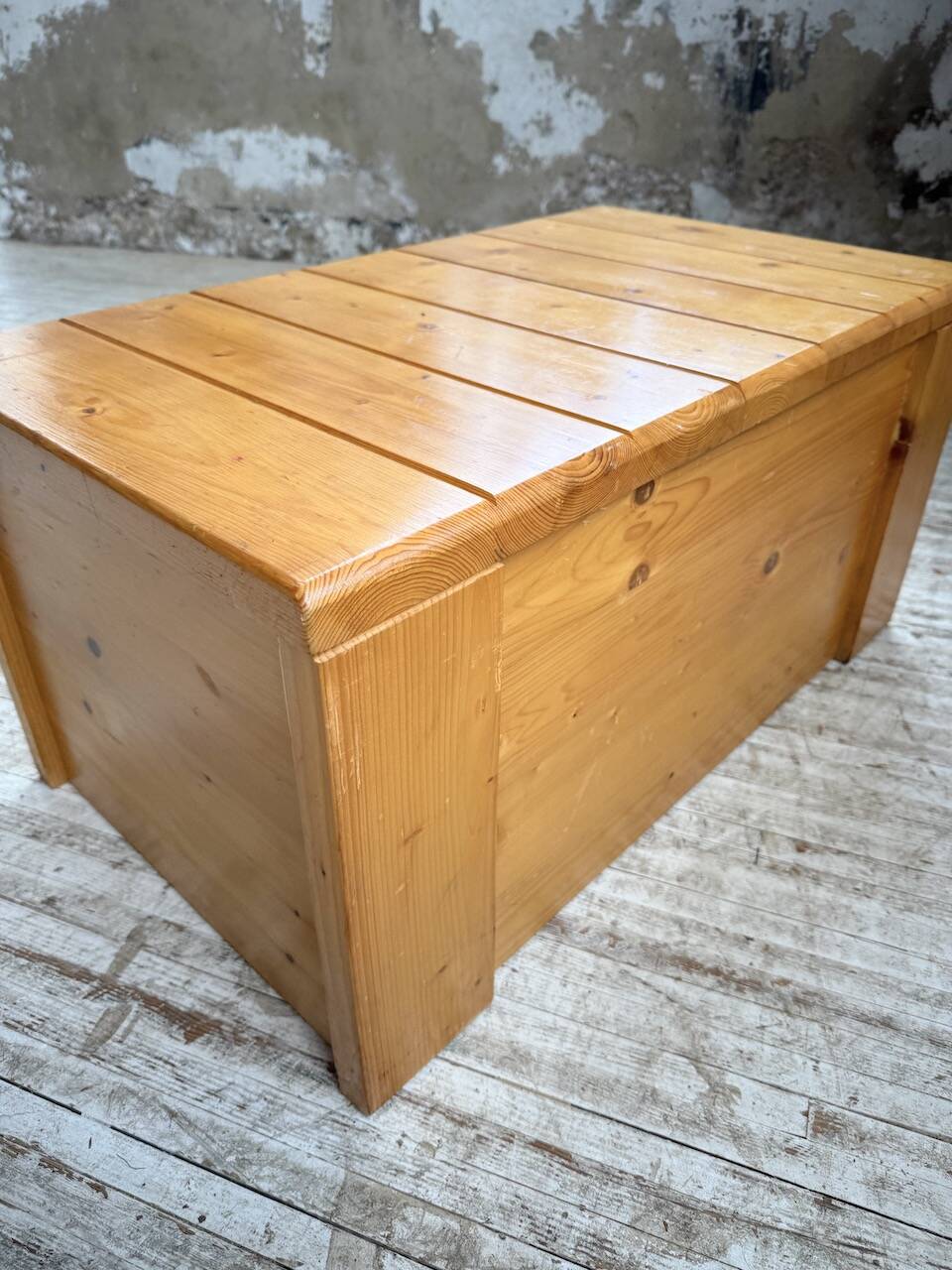 Chest or coffee table Perriand Les Arcs 1800