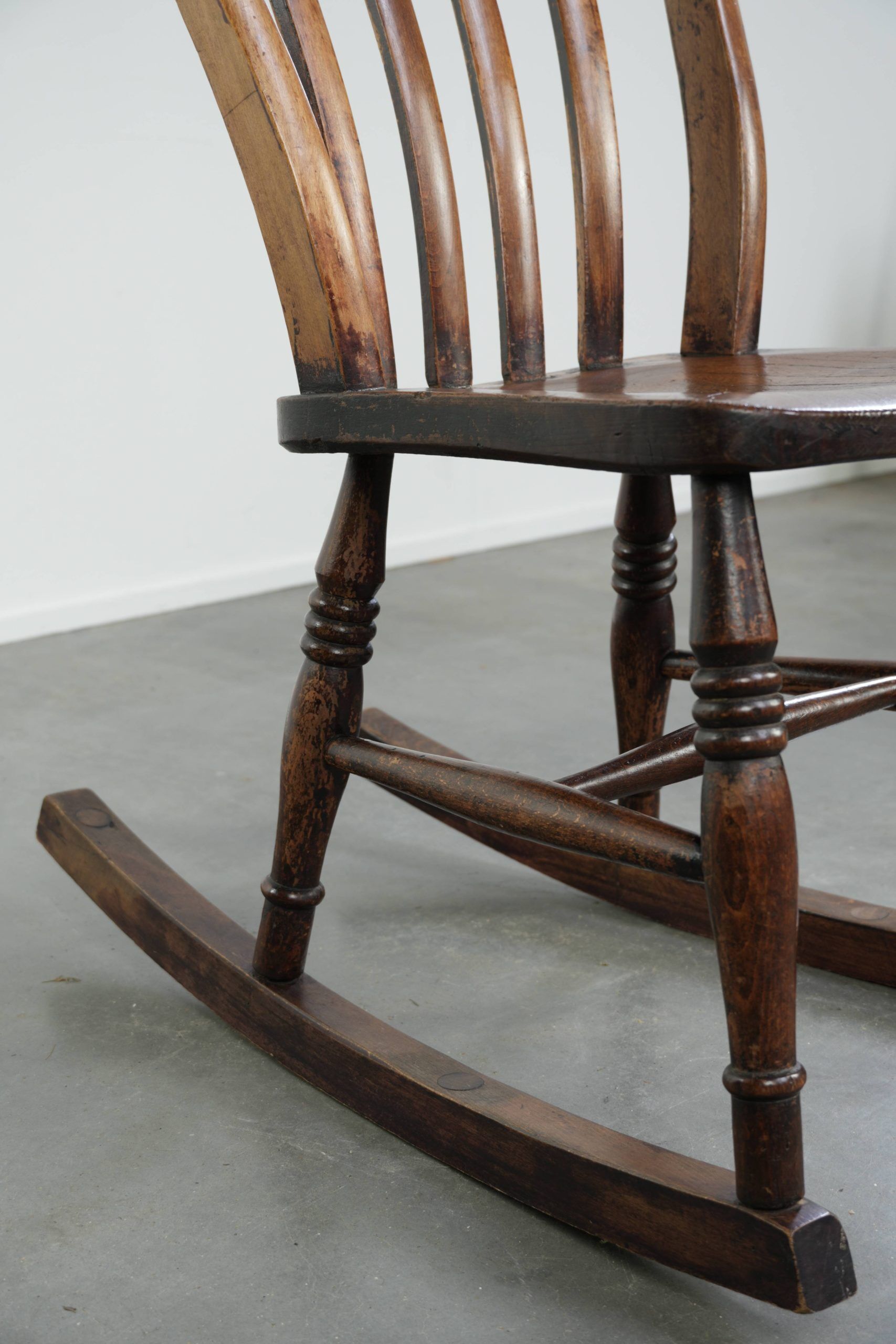 Chaise berçante Windsor en chêne anglais du début du 19e siècle.