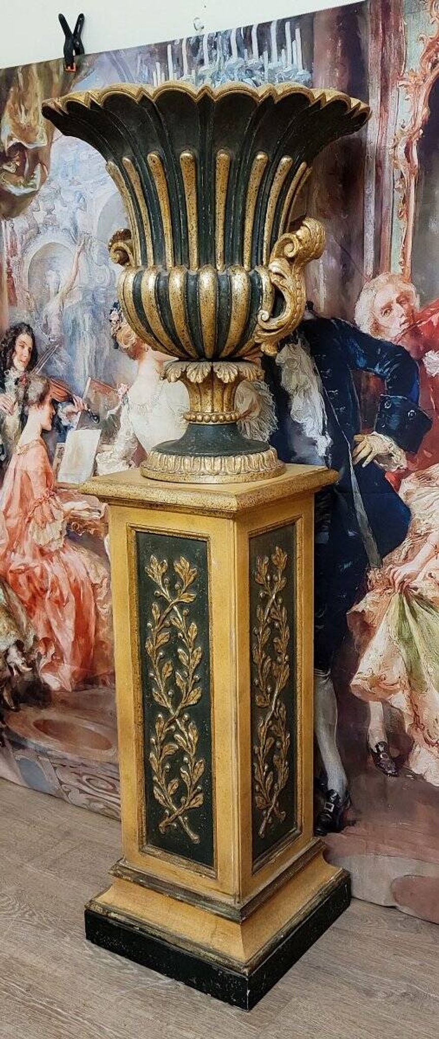 Very important decorative basin in carved and gilded wood, resting on its matching pedestal.