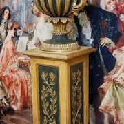 Very important decorative basin in carved and gilded wood, resting on its matching pedestal.