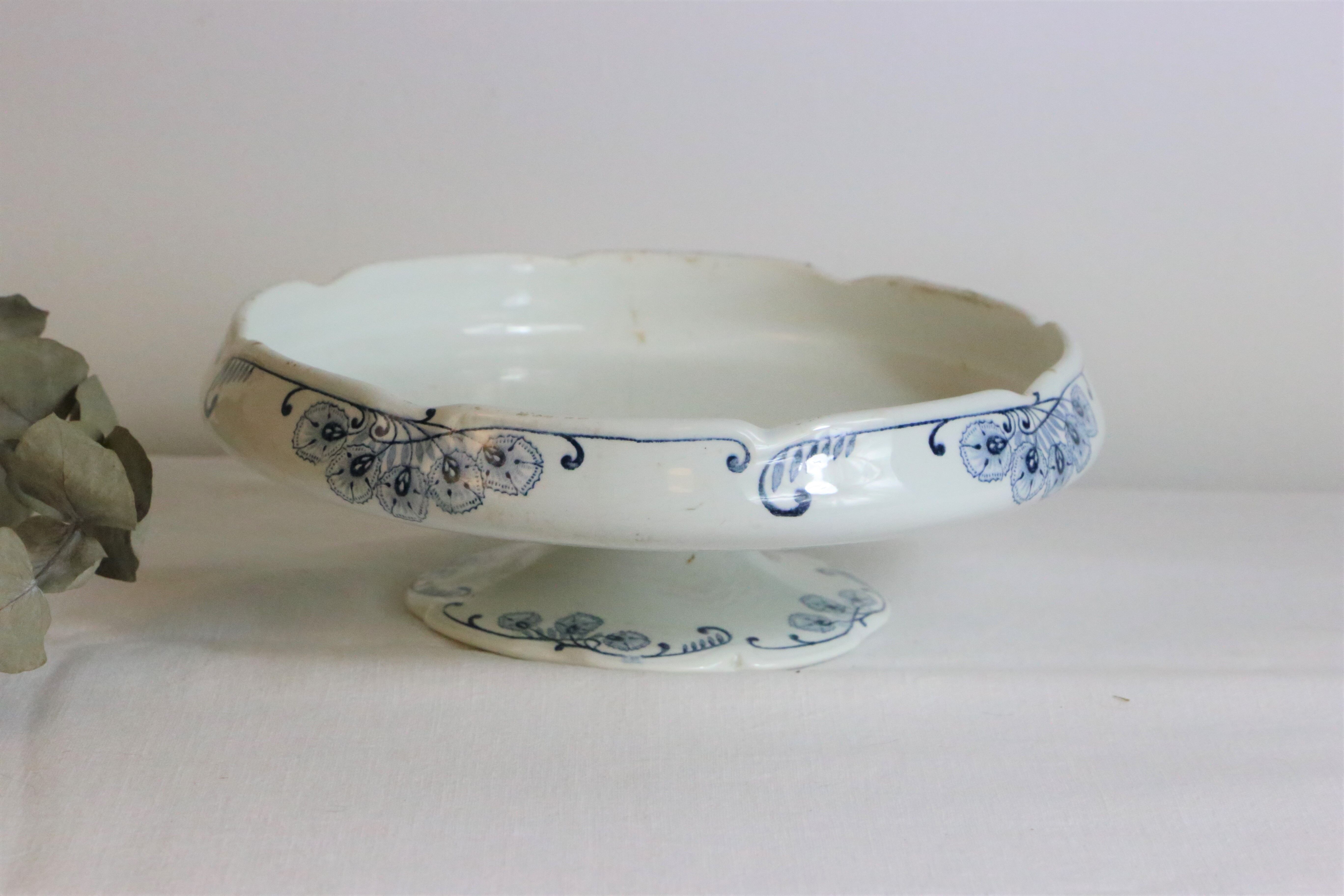 Flat on piedouche, compotier, iron earth, Onnaing earthenware, Palma model, 1890