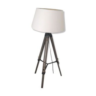Tripod lamppost