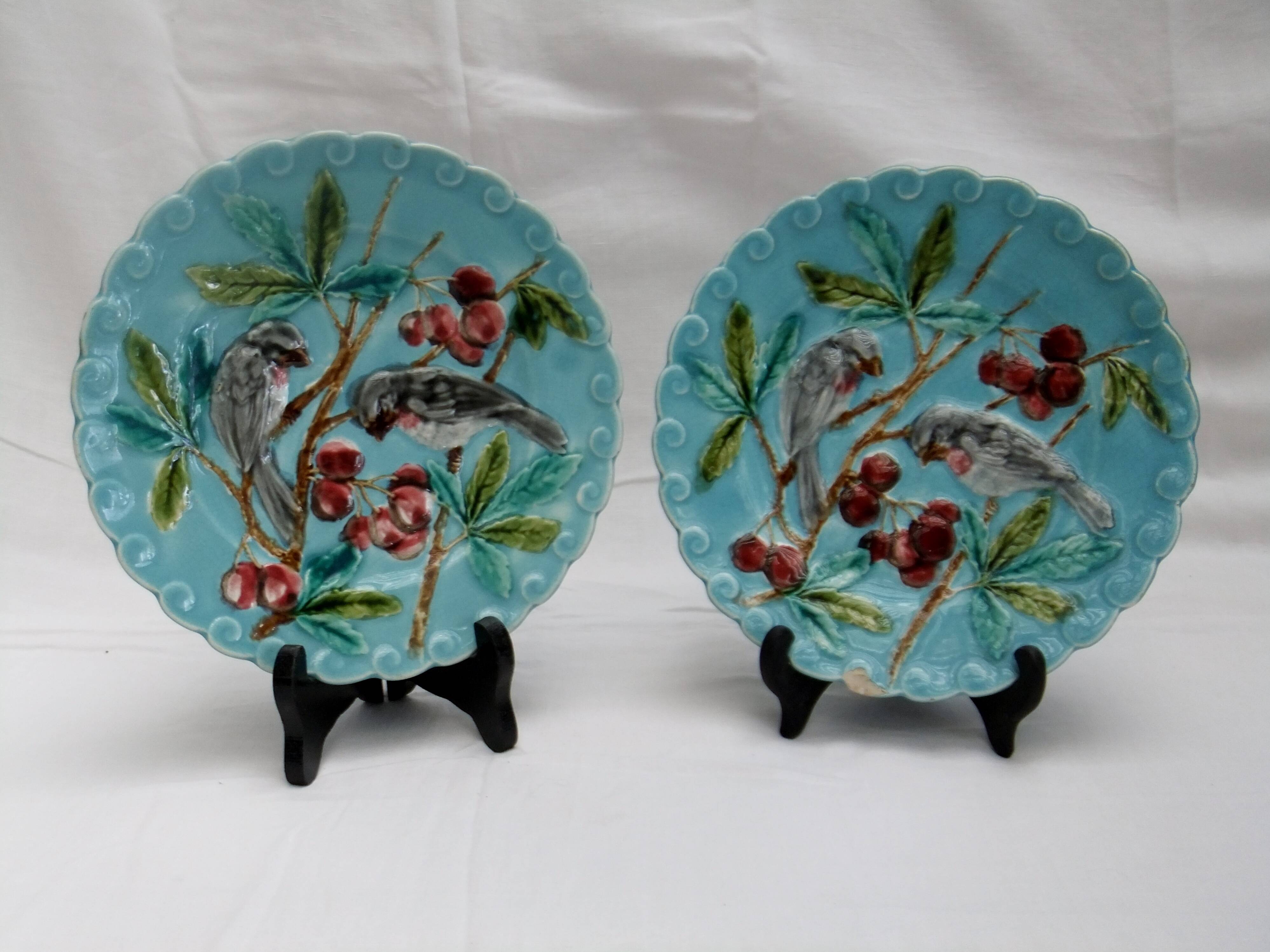 Assiette Barbotine Sarreguemines décor aux oiseaux cerises