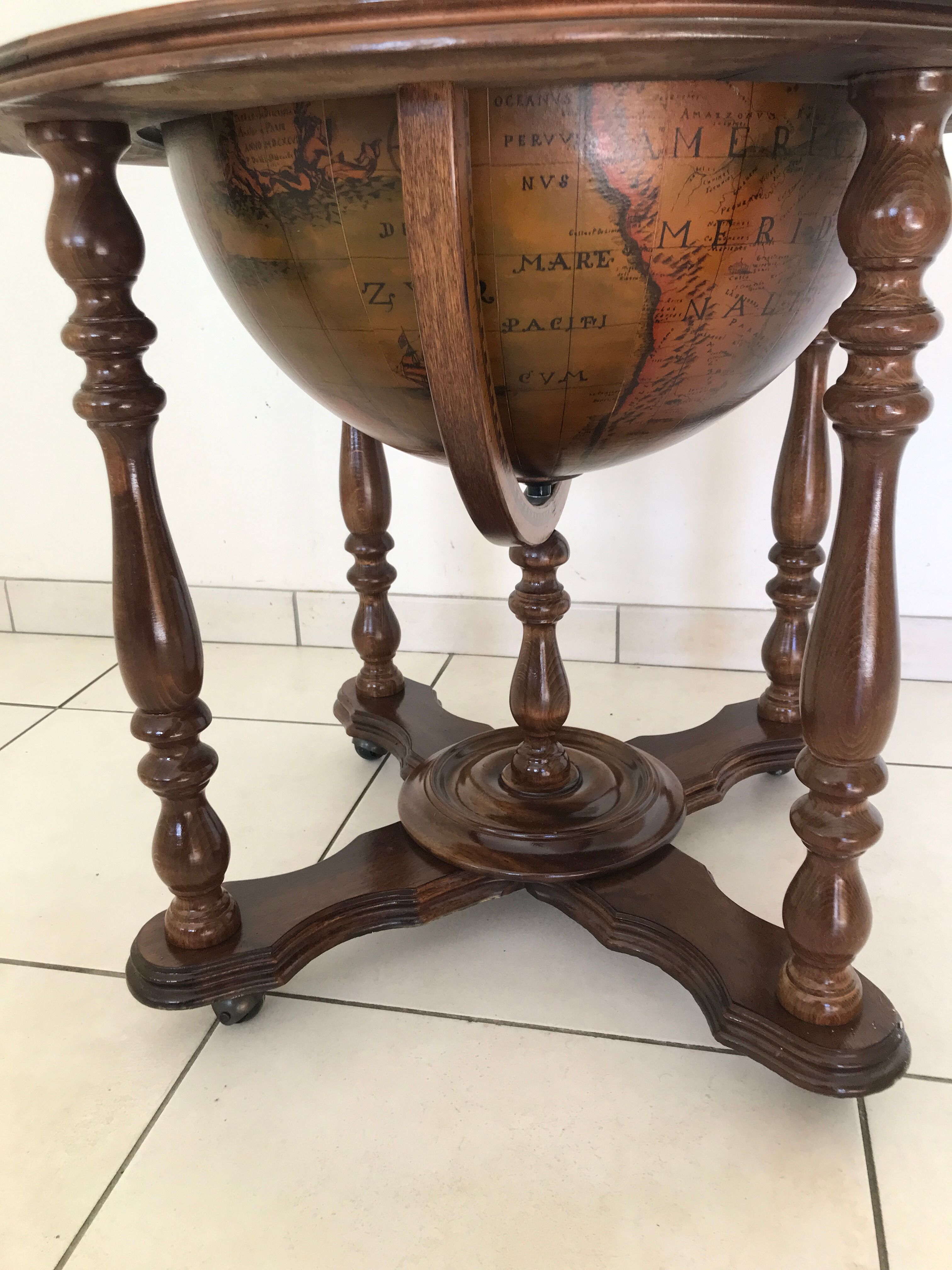 Bar en forme de globe terrestre vintage