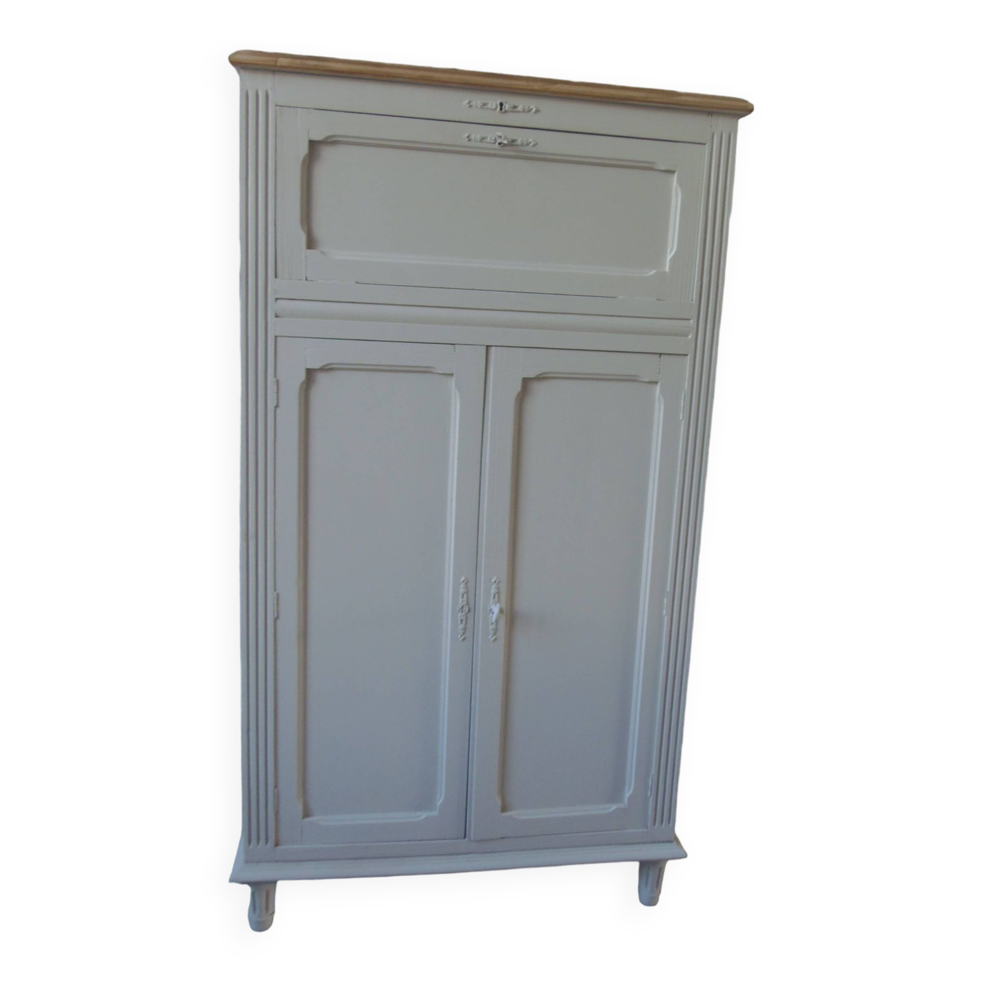 Small vintage piece of furniture sublimated in a linen shade, wooden top.