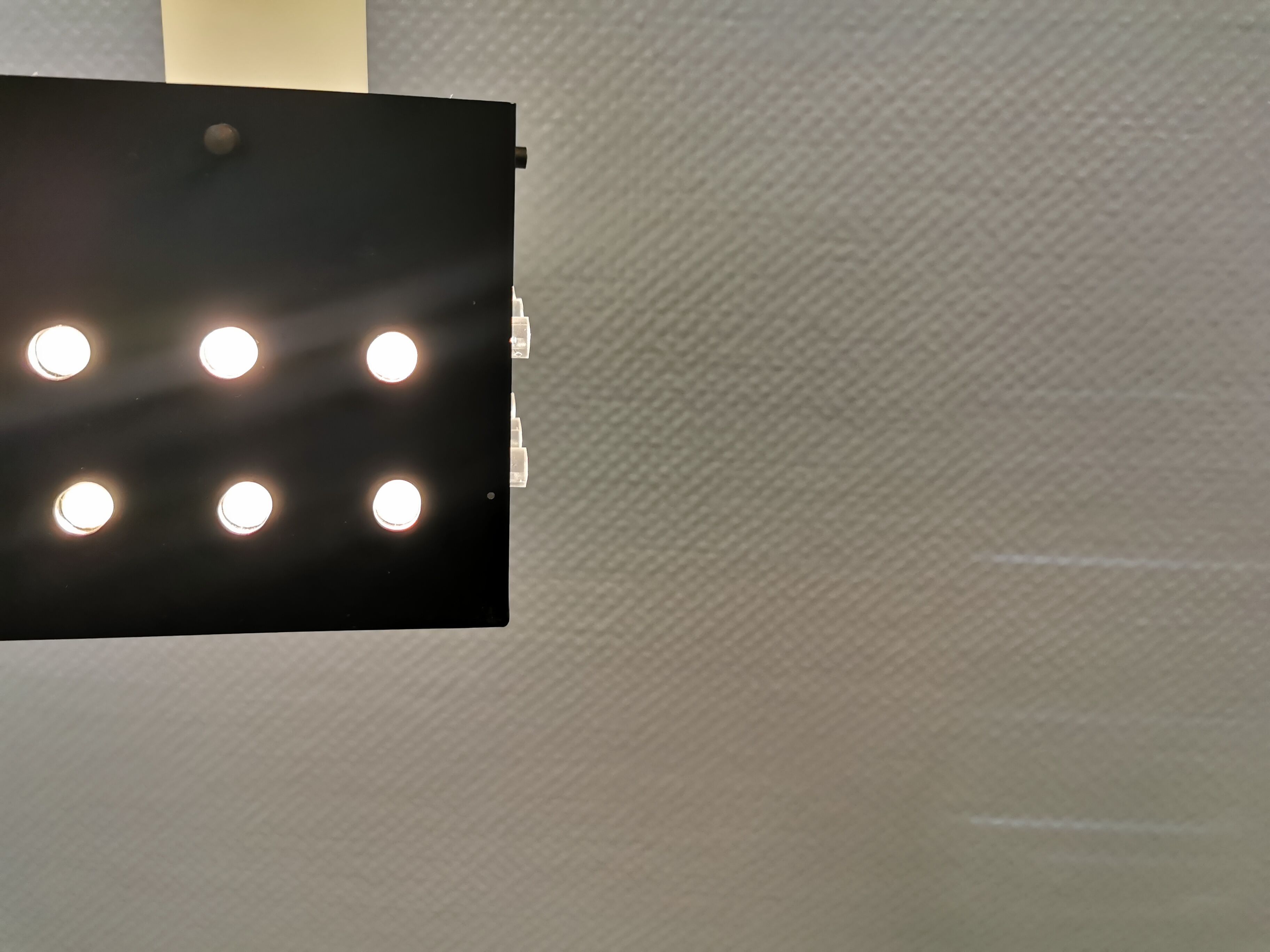 Lampe suspendue carrée de l’ère spatiale en métal laqué blanc et noir.