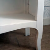 White lacquered bibus