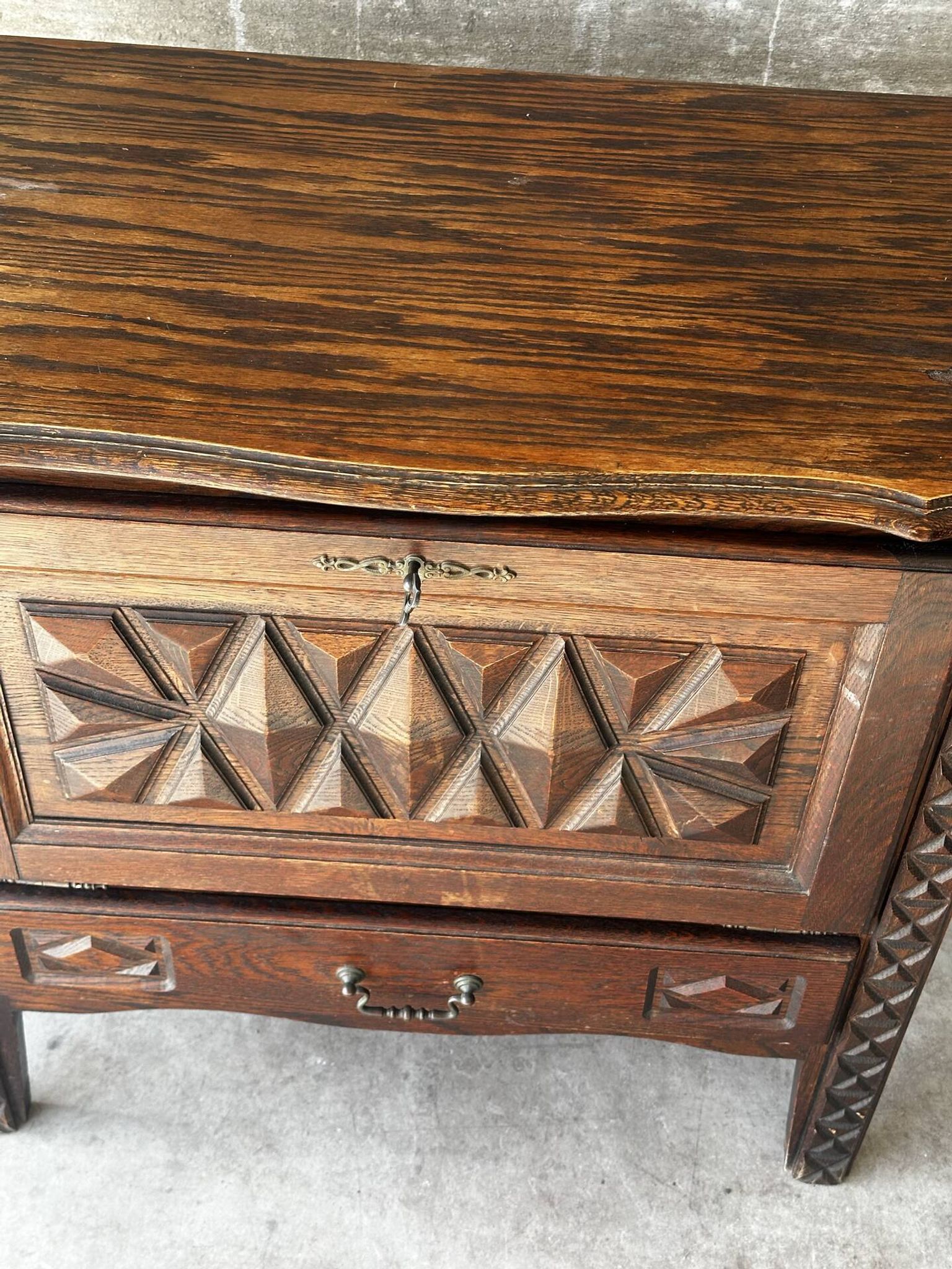 Petit meuble de rangement en chêne sculpté – circa 1930
