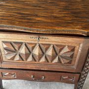 Petit meuble de rangement en chêne sculpté – circa 1930