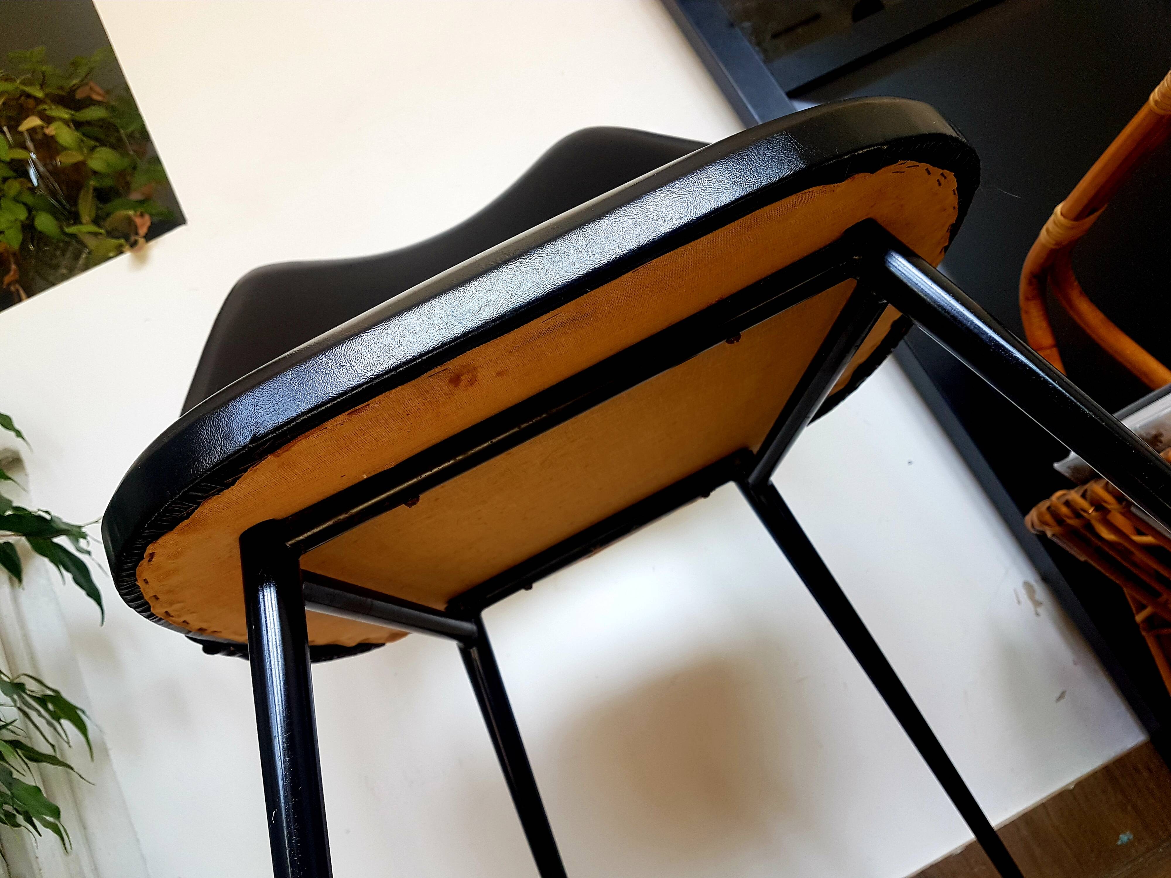 Chaise tonneau en skaï