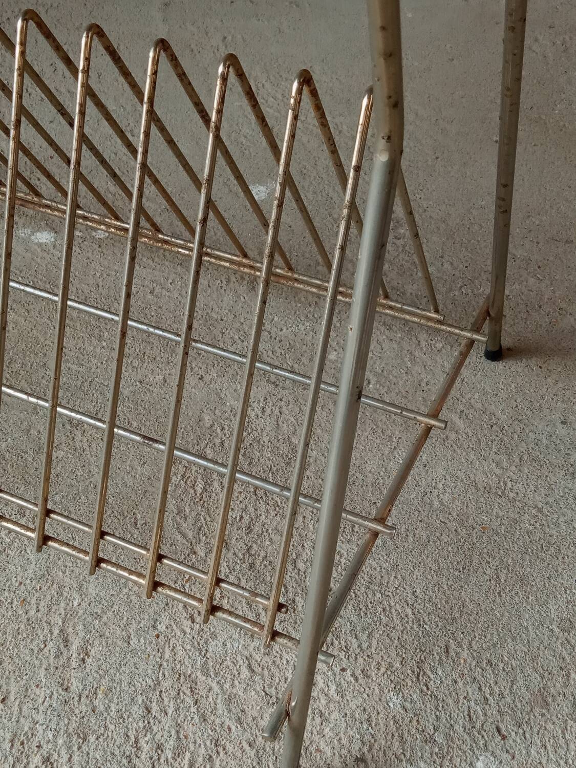 Table porte vinyle en metal perforé