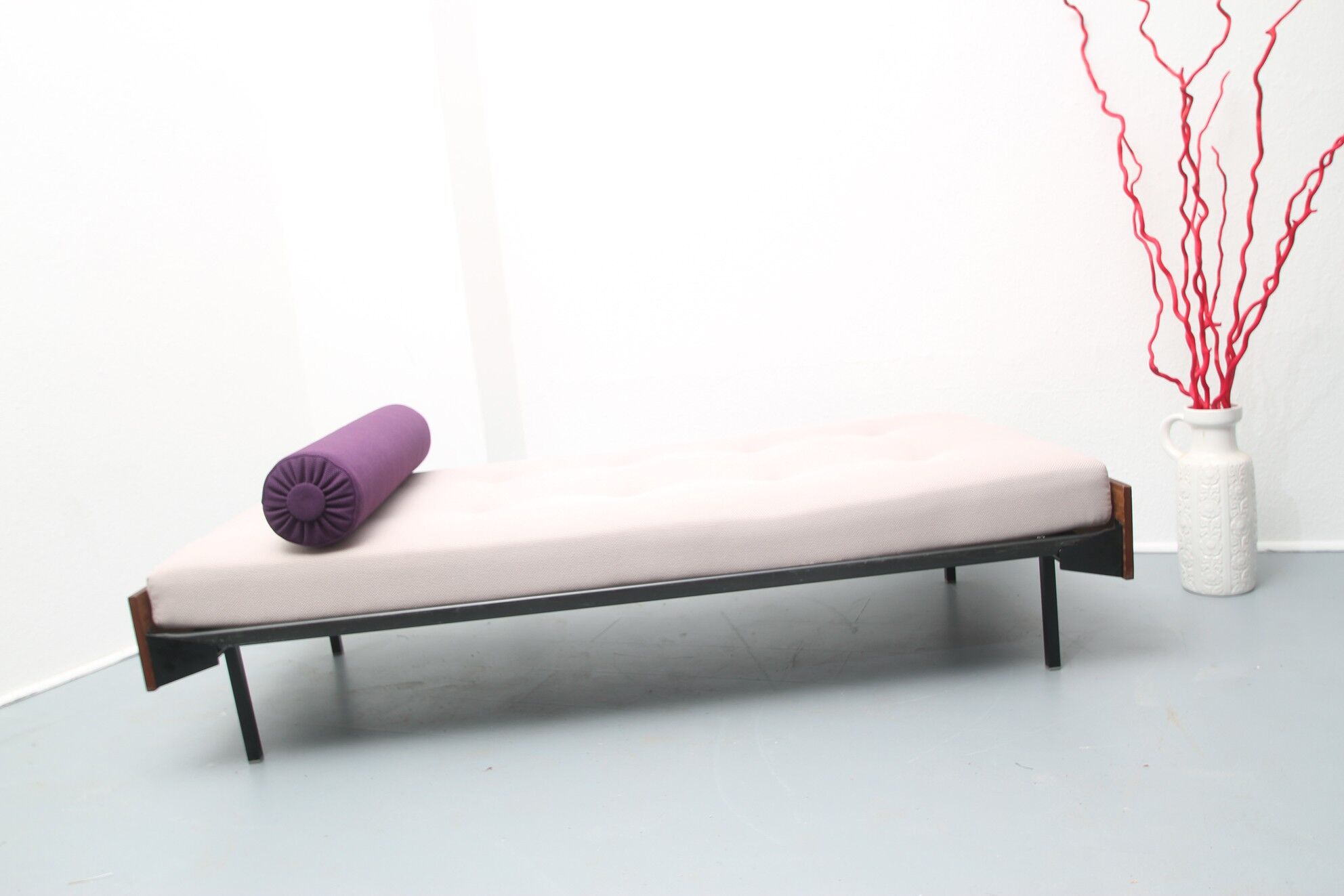 Daybed in violet 1960