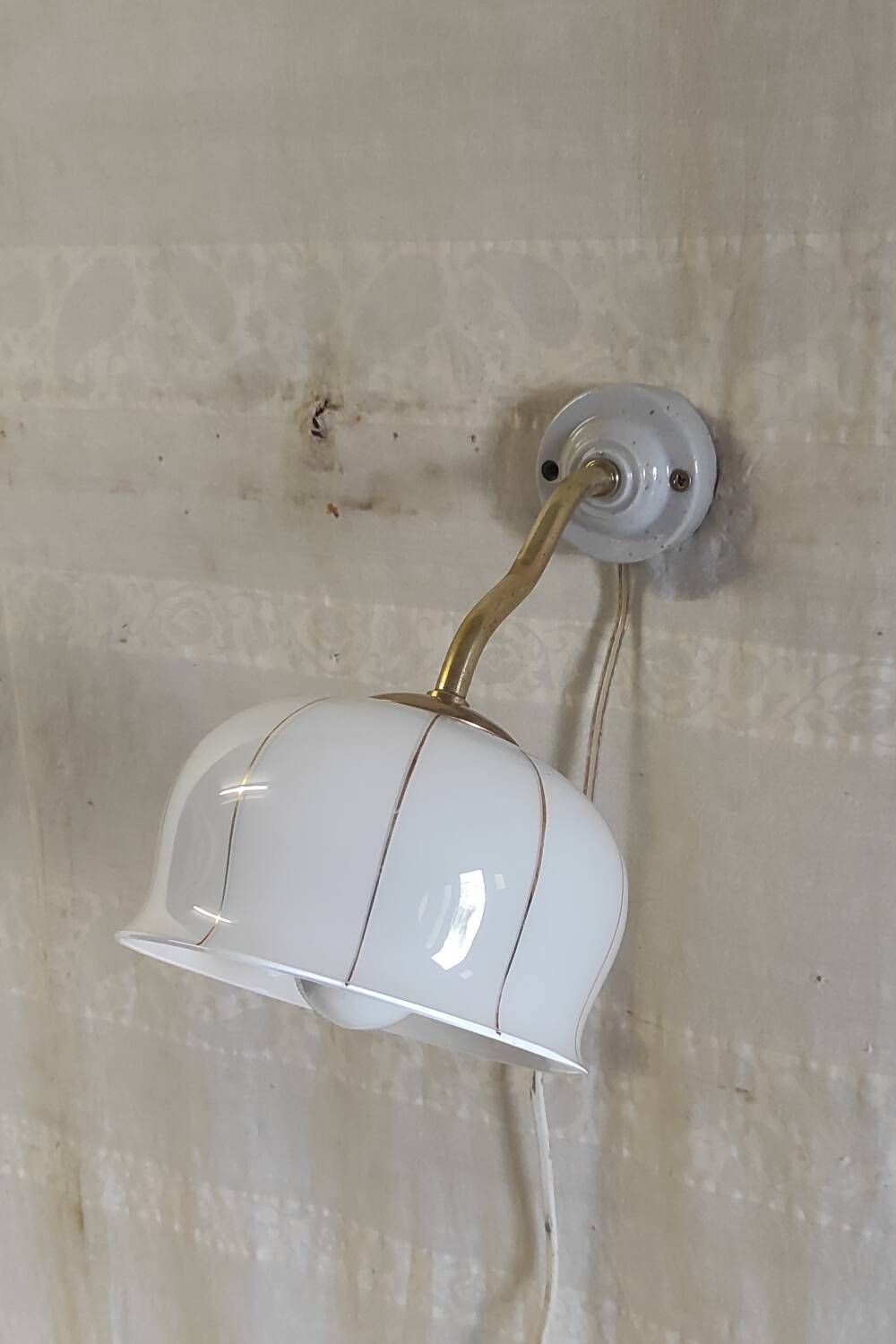 Vintage wall light in brass, porcelain and opaline - mid 20th century.