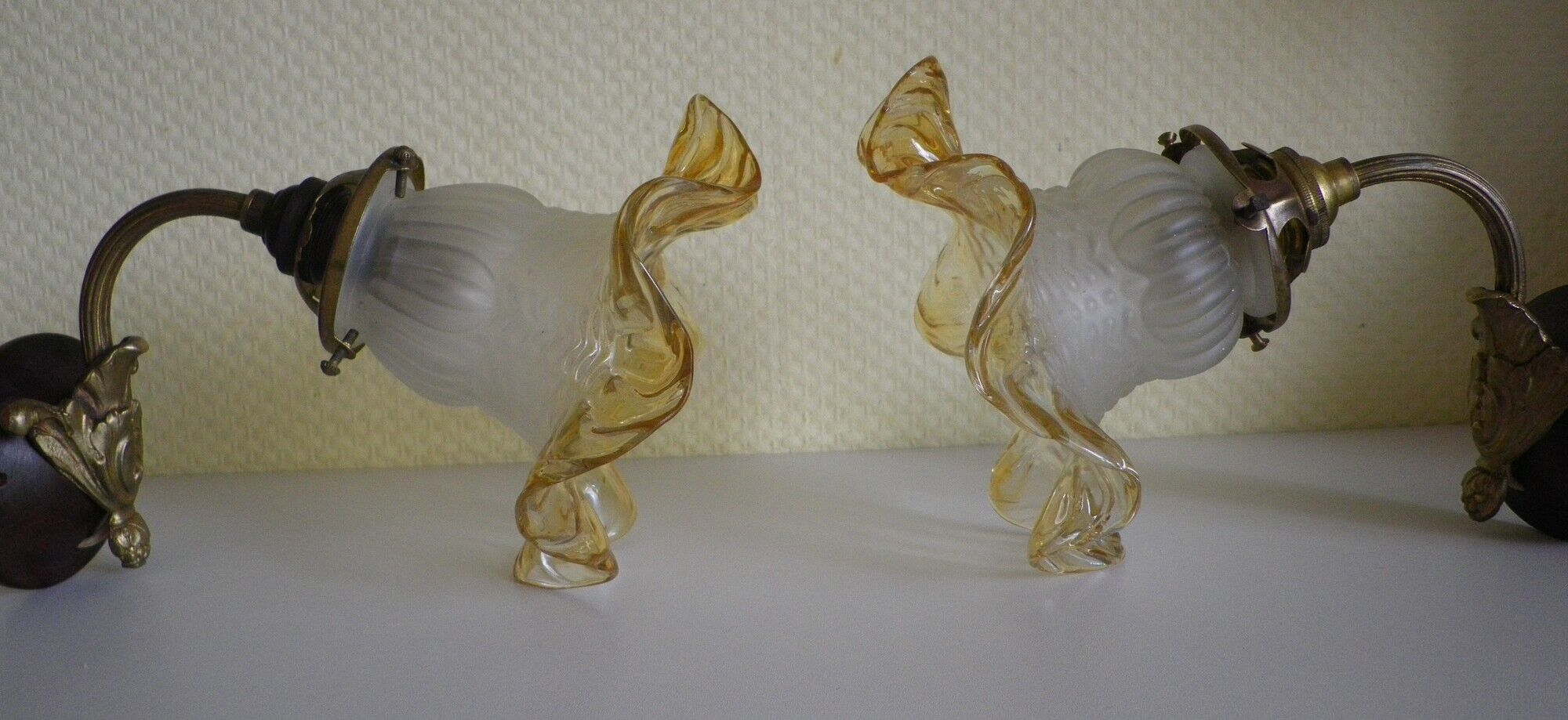 Wall lamps, opaque corolla and iridescent ochre lampshade, brass and wood support