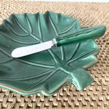 Butter dish in barbotine leaf and its knife