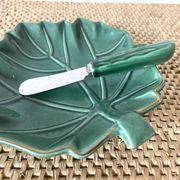 Beurrier en barbotine feuille et son couteau