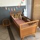 Lit bébé vintage en bois et rotin année 60