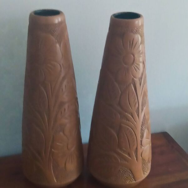 paire de vases en terre cuite gravée 1969