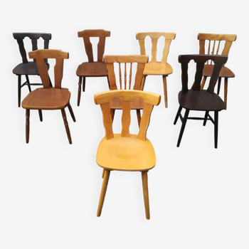 Chaises de bistrot dépareillées