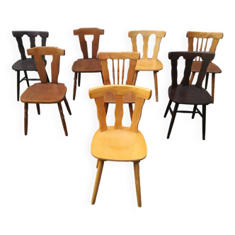 Chaises de bistrot dépareillées