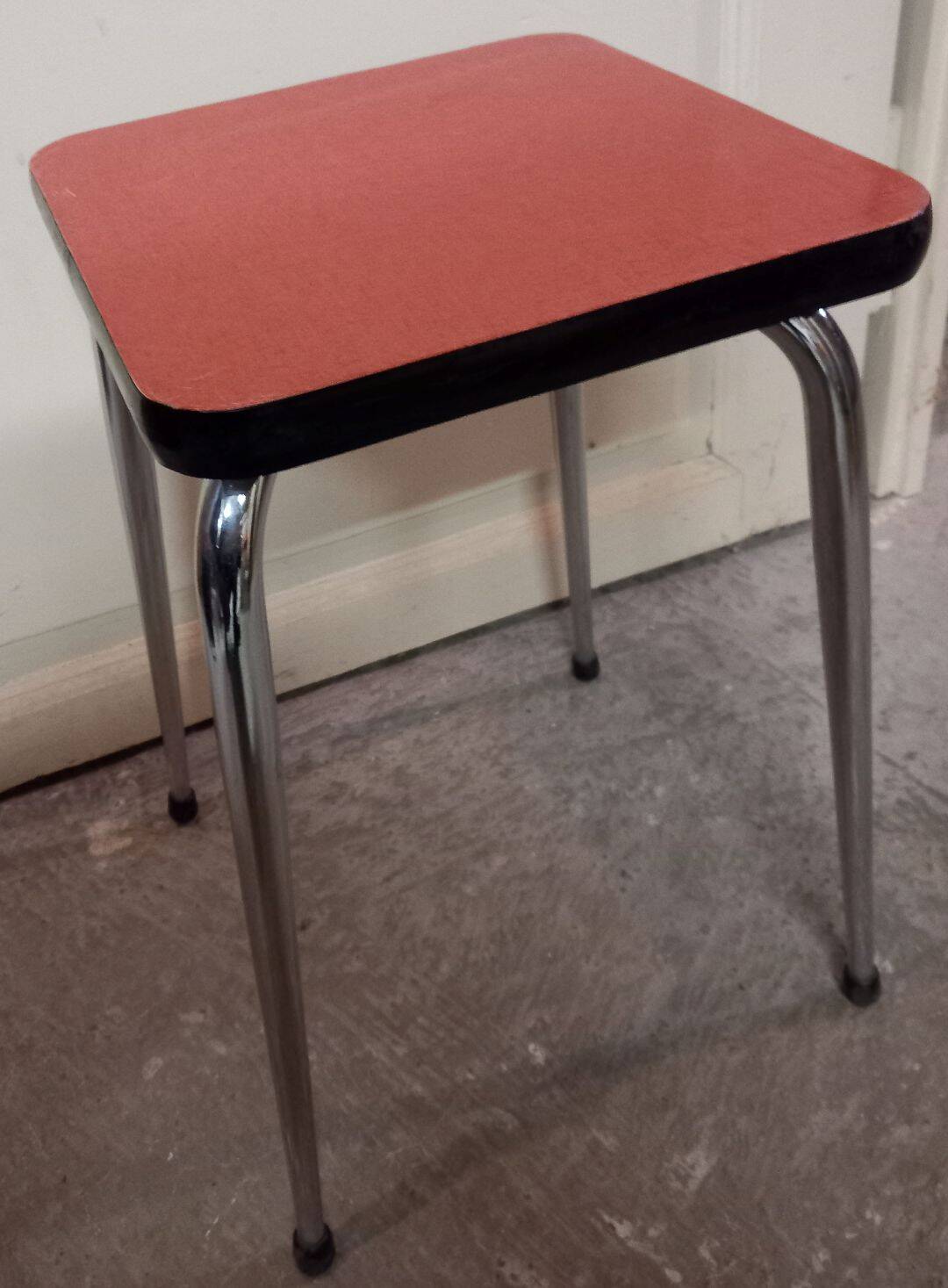 Extendable Table + 4 Chairs + 1 Stool - in Red Formica