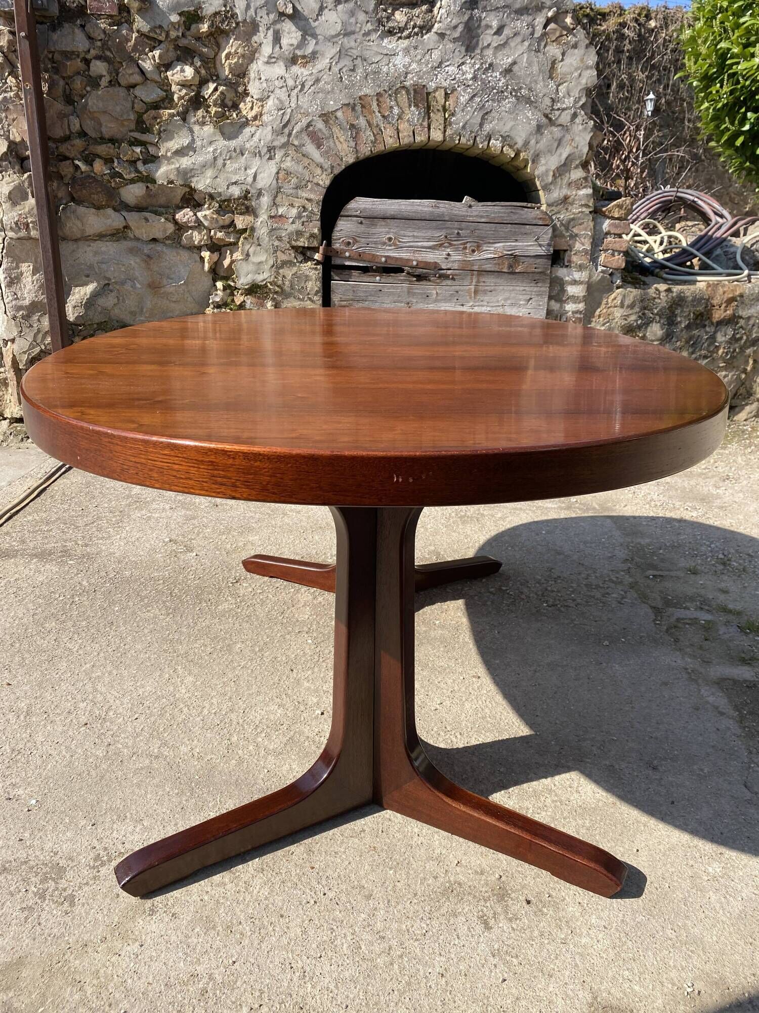 Baumann round oval extendable Scandinavian table in rosewood with 2 extensions.
