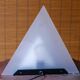 Lampe pyramide en verre années 80