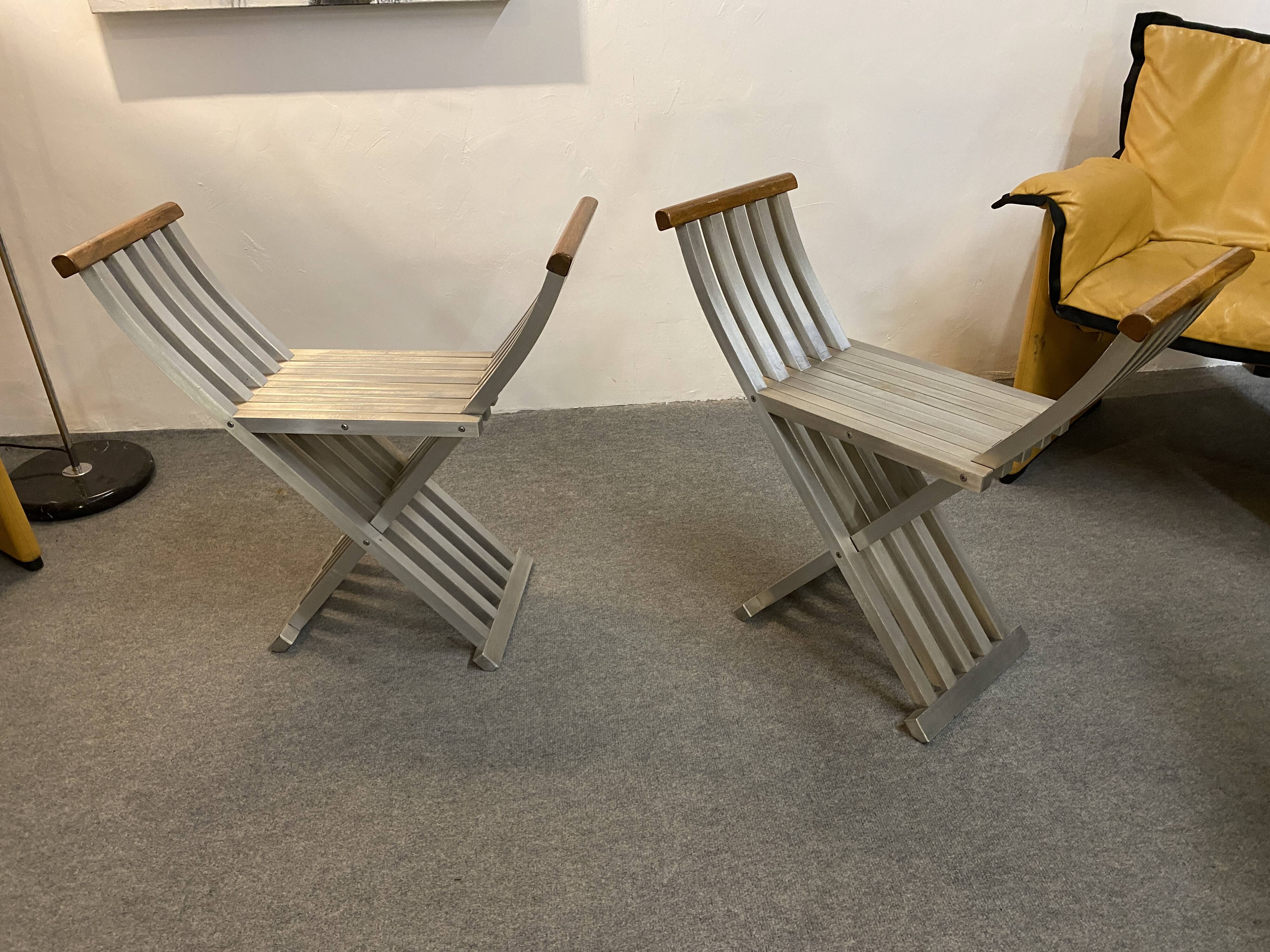 Pair of curule chairs designed by John Vesey, 1958, USA, brushed aluminum, walnut and leather