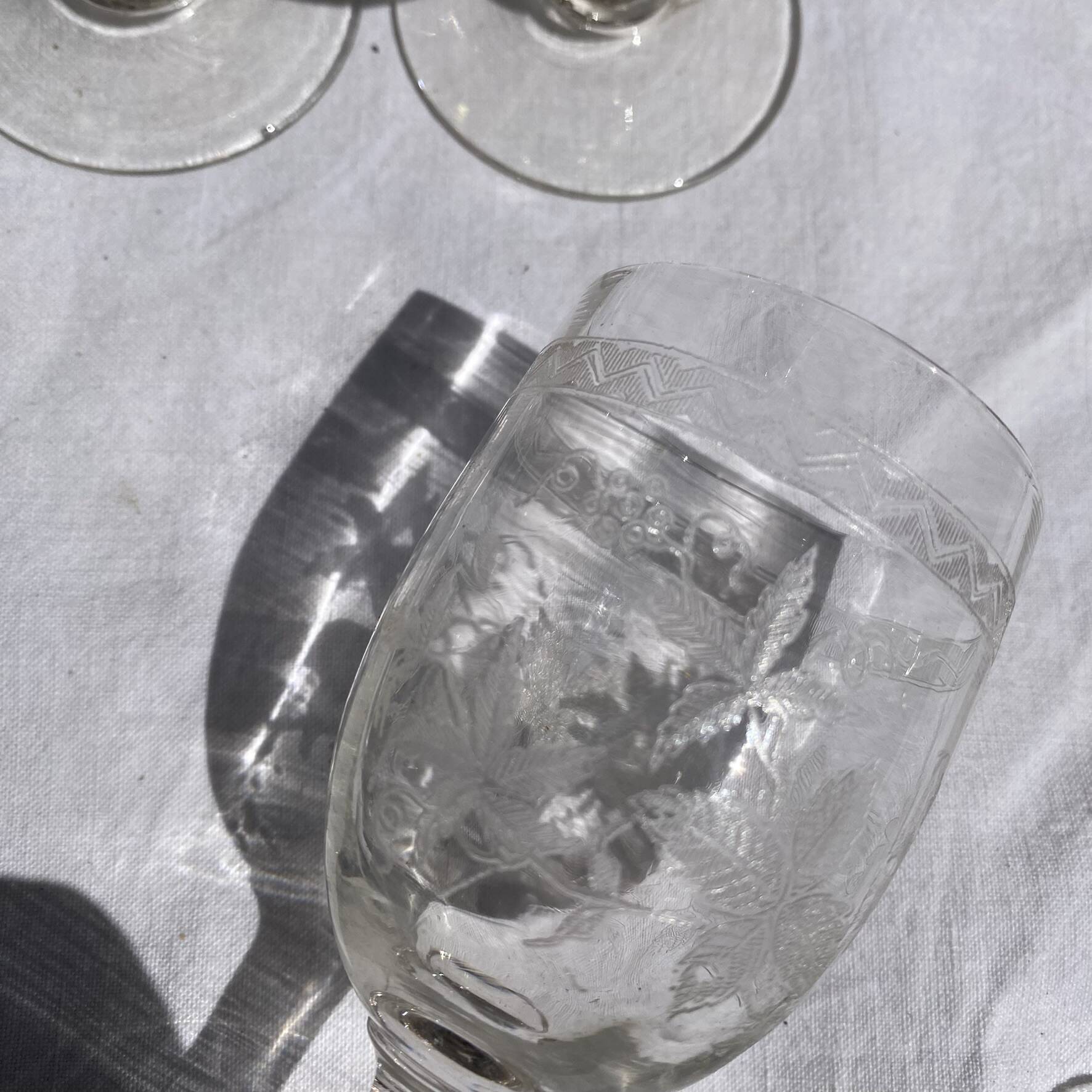 Verres  à pieds 12 cm gravure feuillage