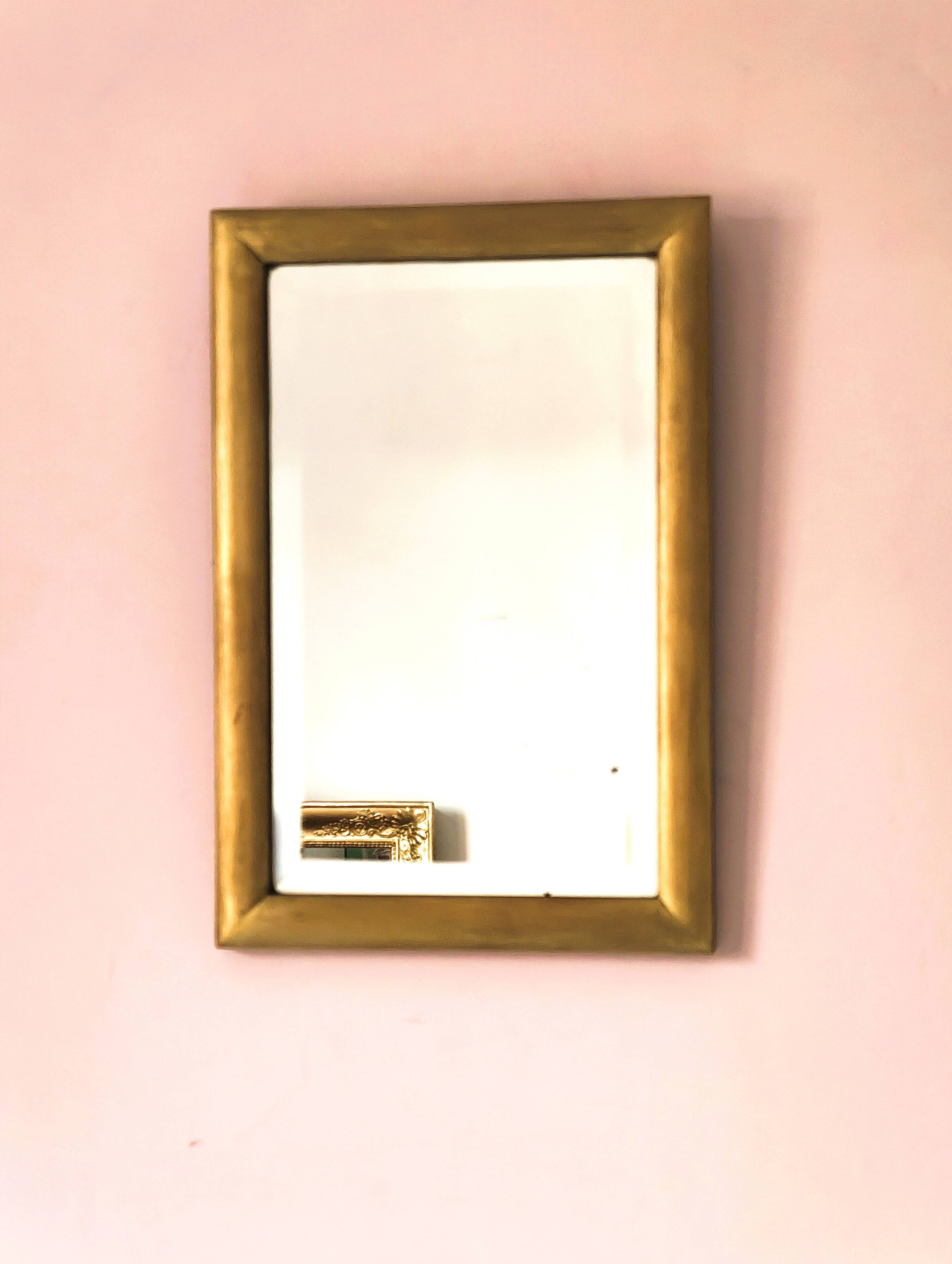 Petit miroir ancien en bois doré et glace biseautée