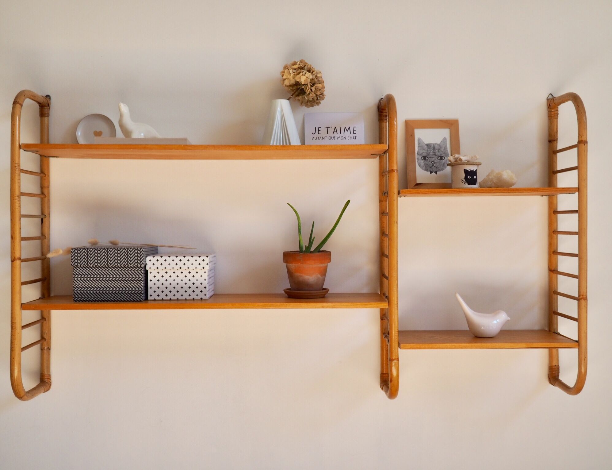 Shelf rattan