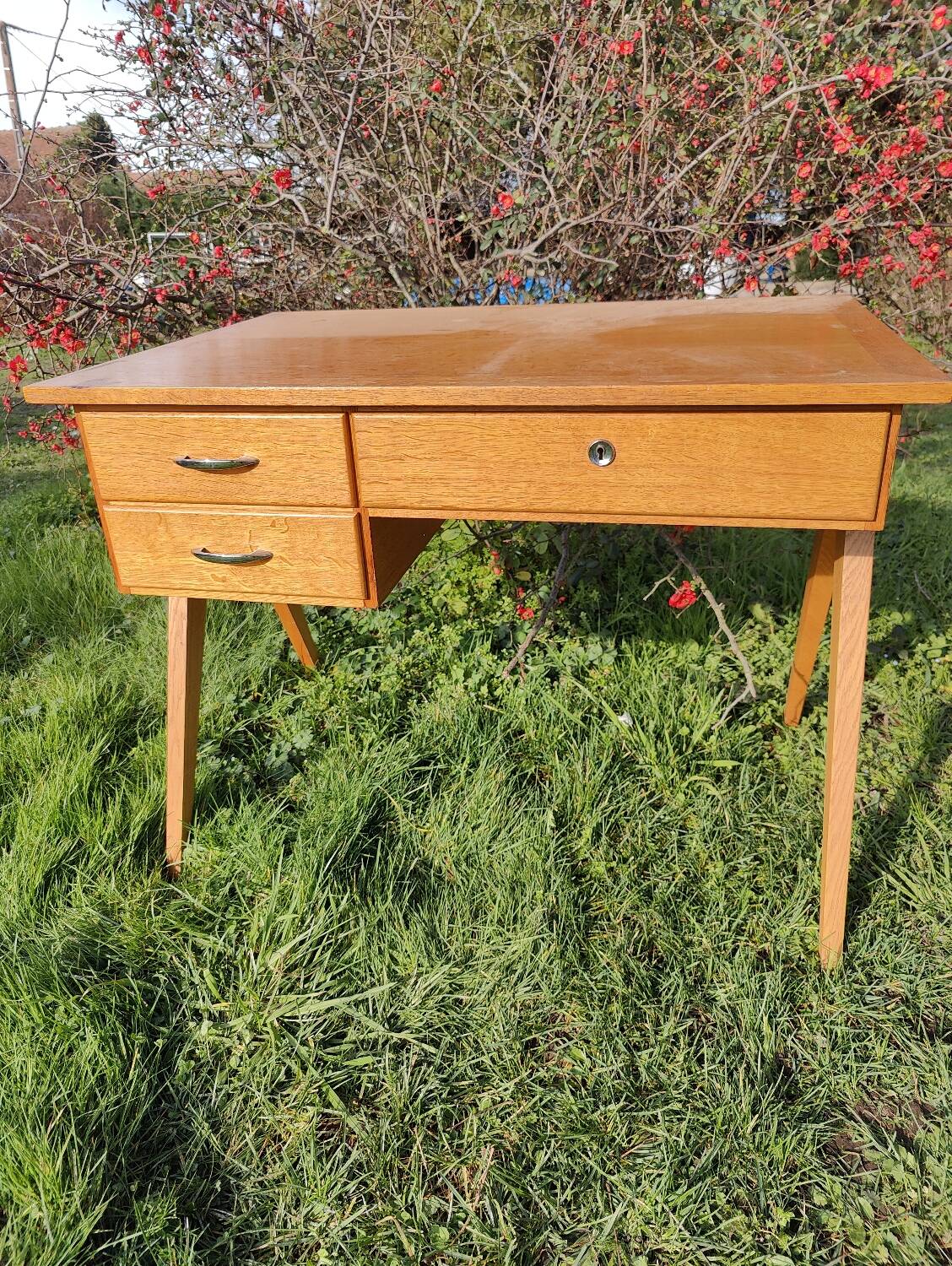 Scandinavian desk with compass feet