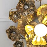 Flower-shaped wall lamp