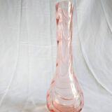 Vase en verre rose effet drapé