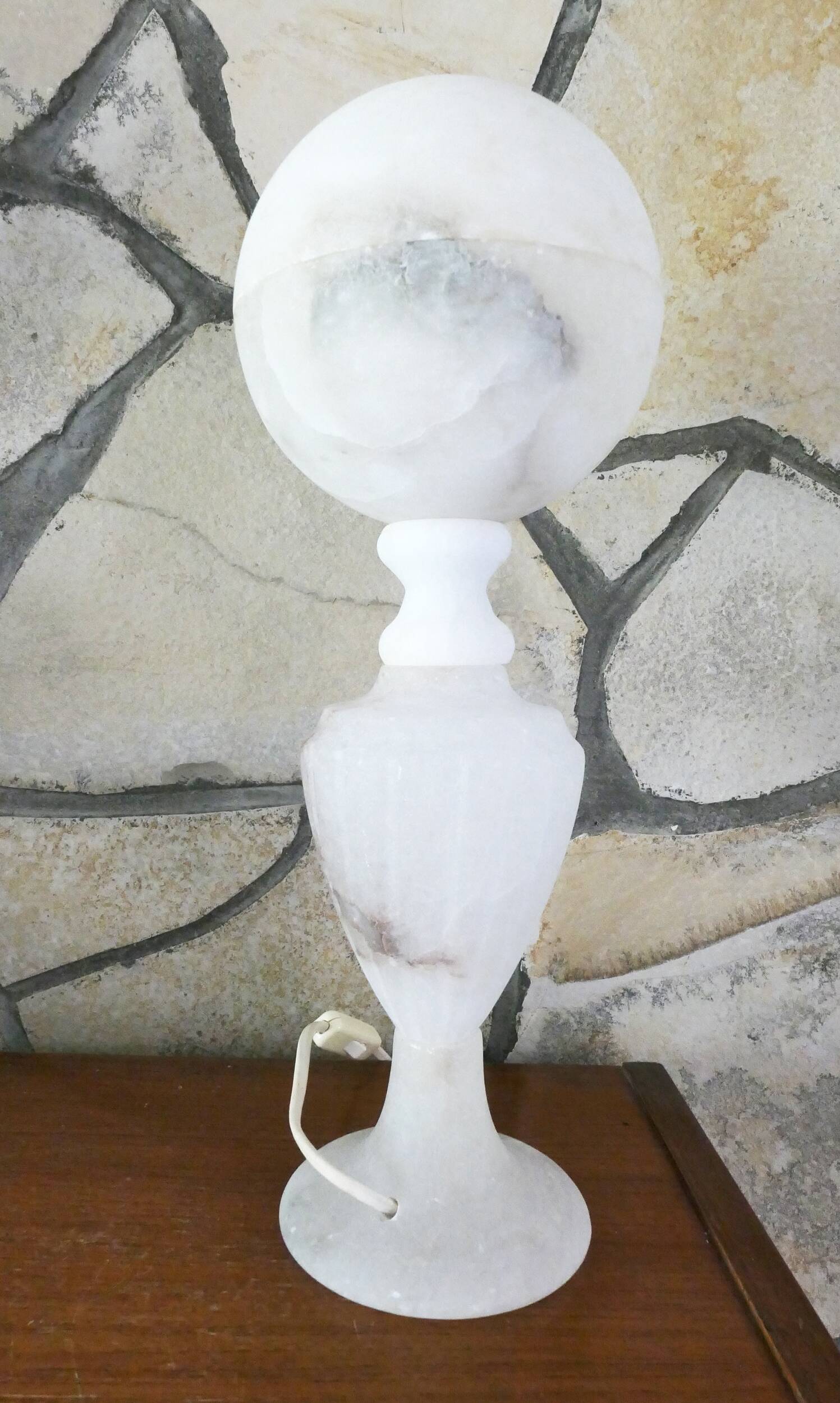 lampe à poser en albatre avec globe en albatre Italie 1950-60