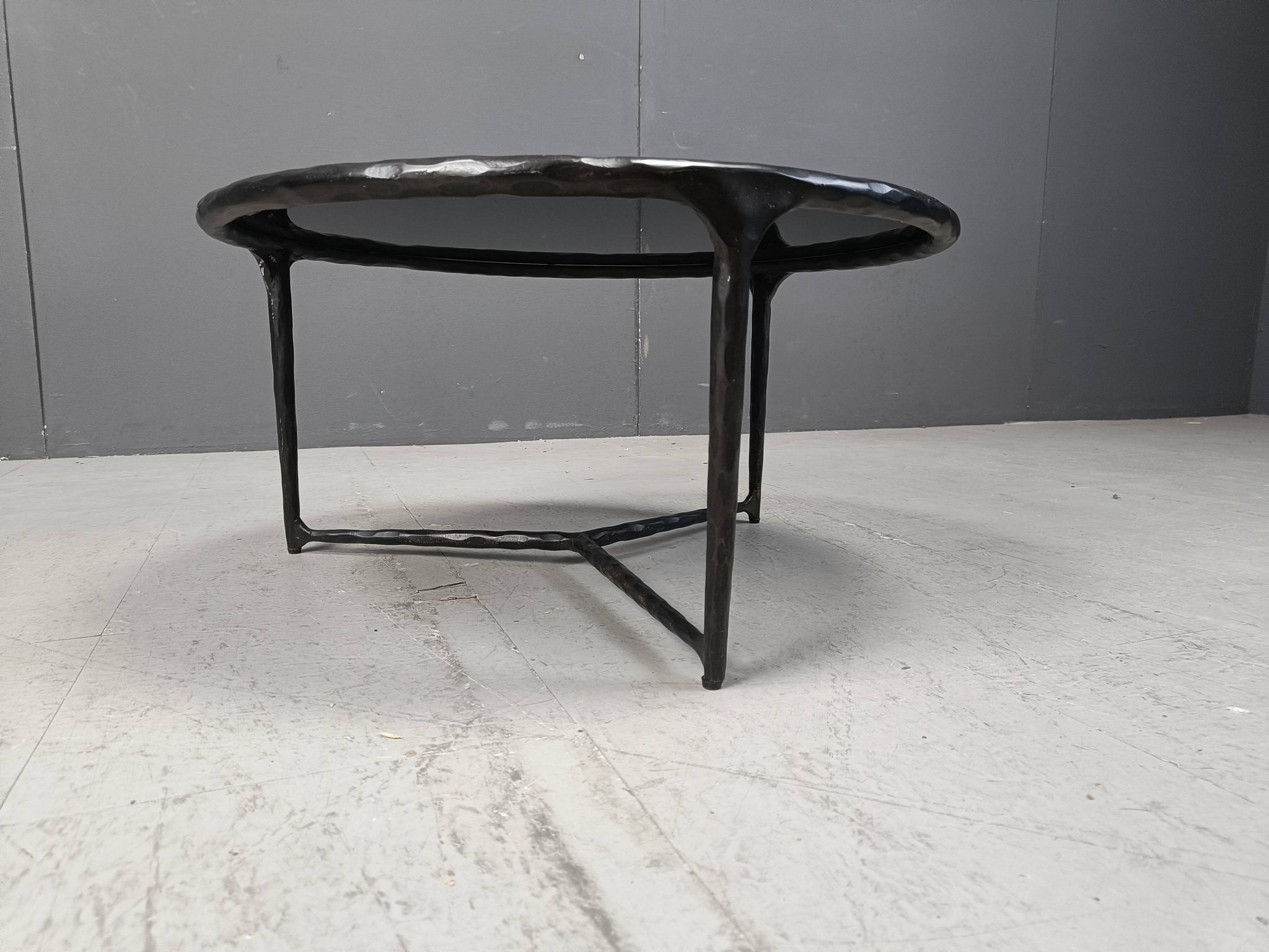 Table basse brutaliste en acier sculpté, années 1970