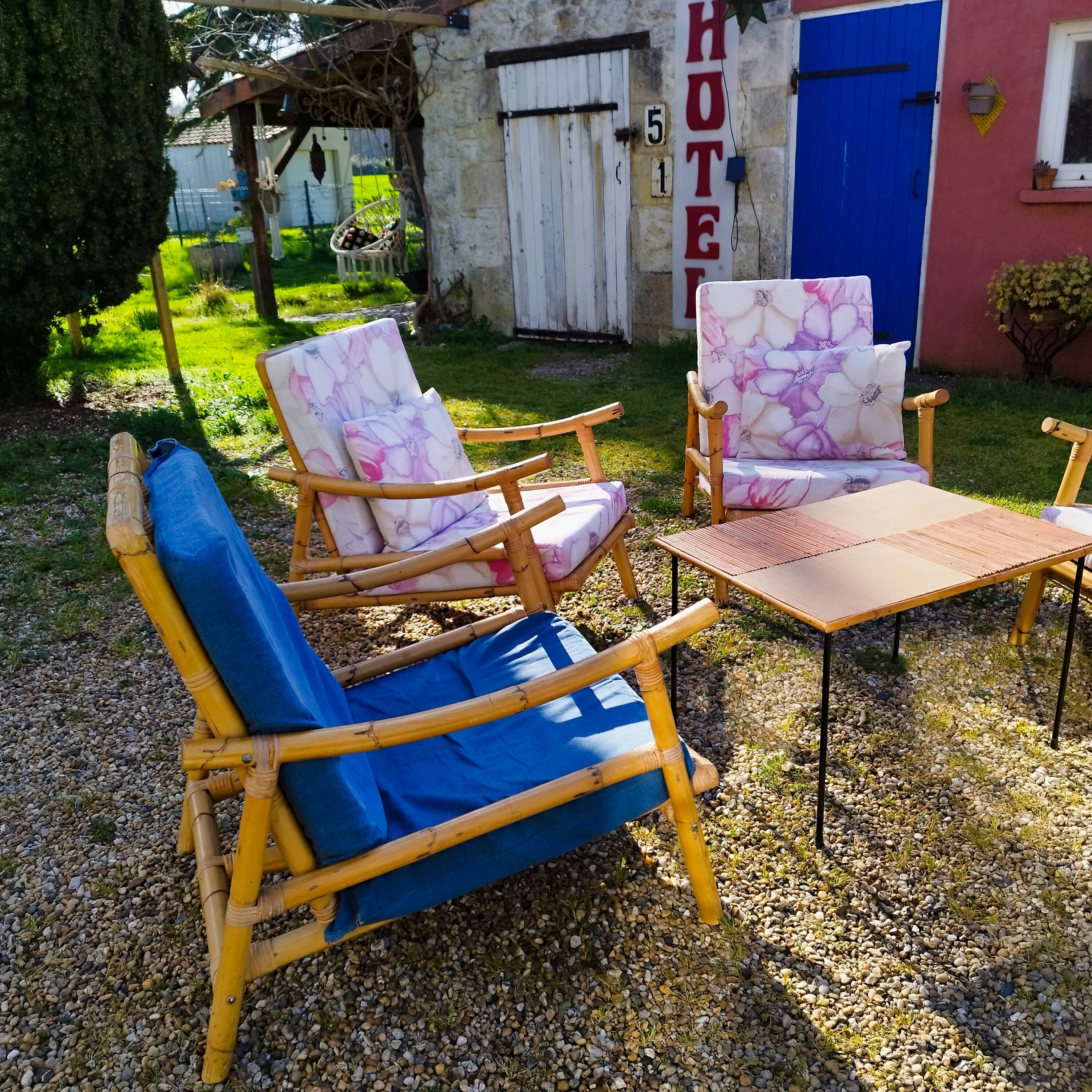 4 fauteuils en bambou et table basse vintage