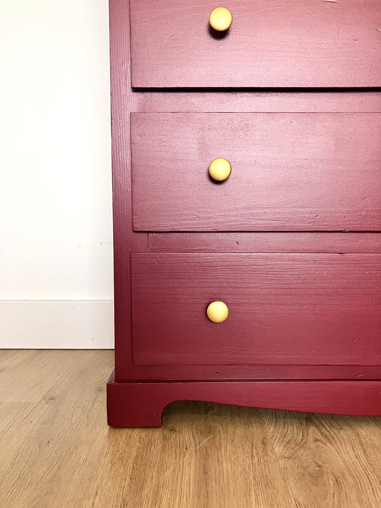 Chest of drawers with 5 drawers in black cherry.