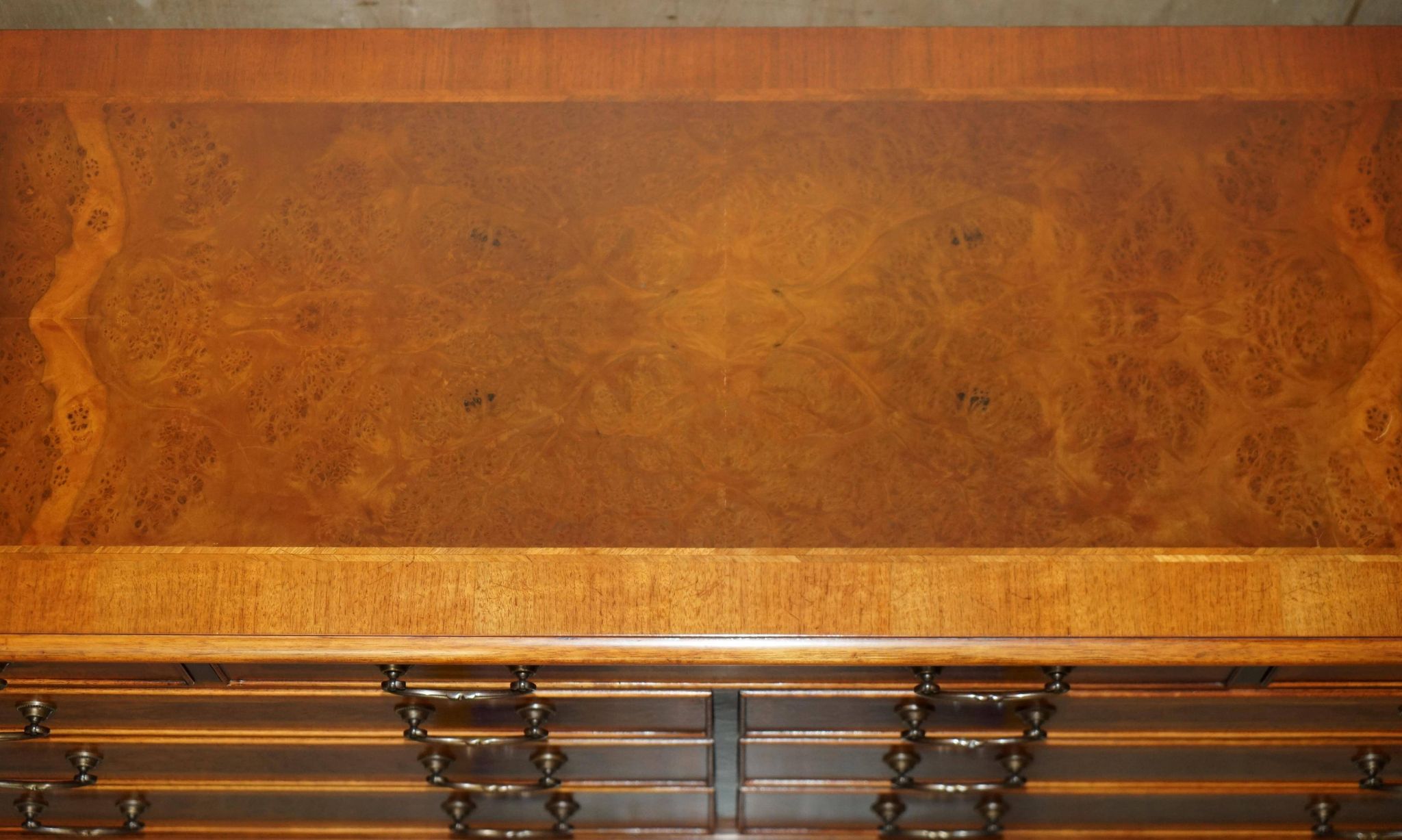 Buffet en noyer Burr & Burl avec patine